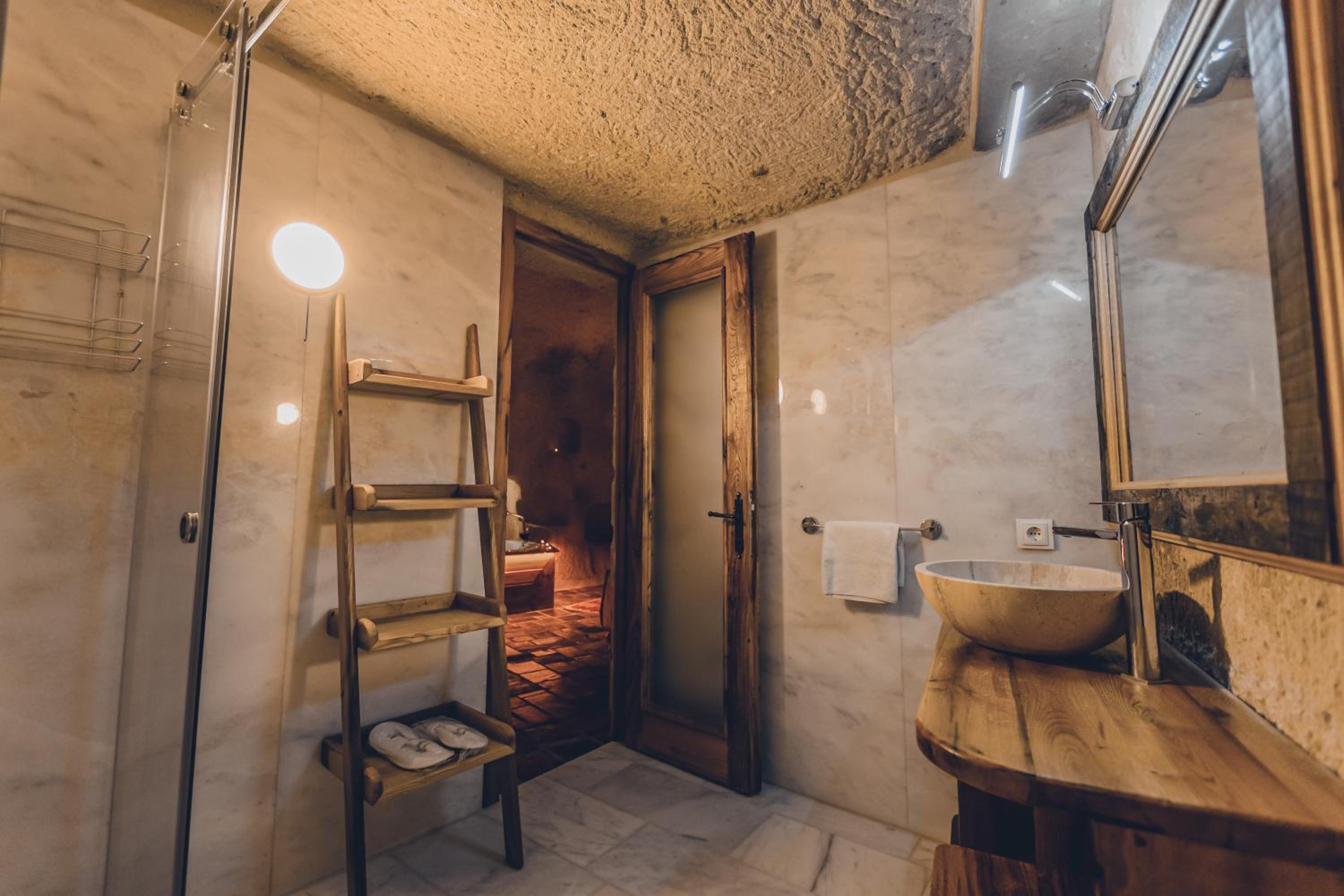 Deluxe Double Room with Bath - Photo 2