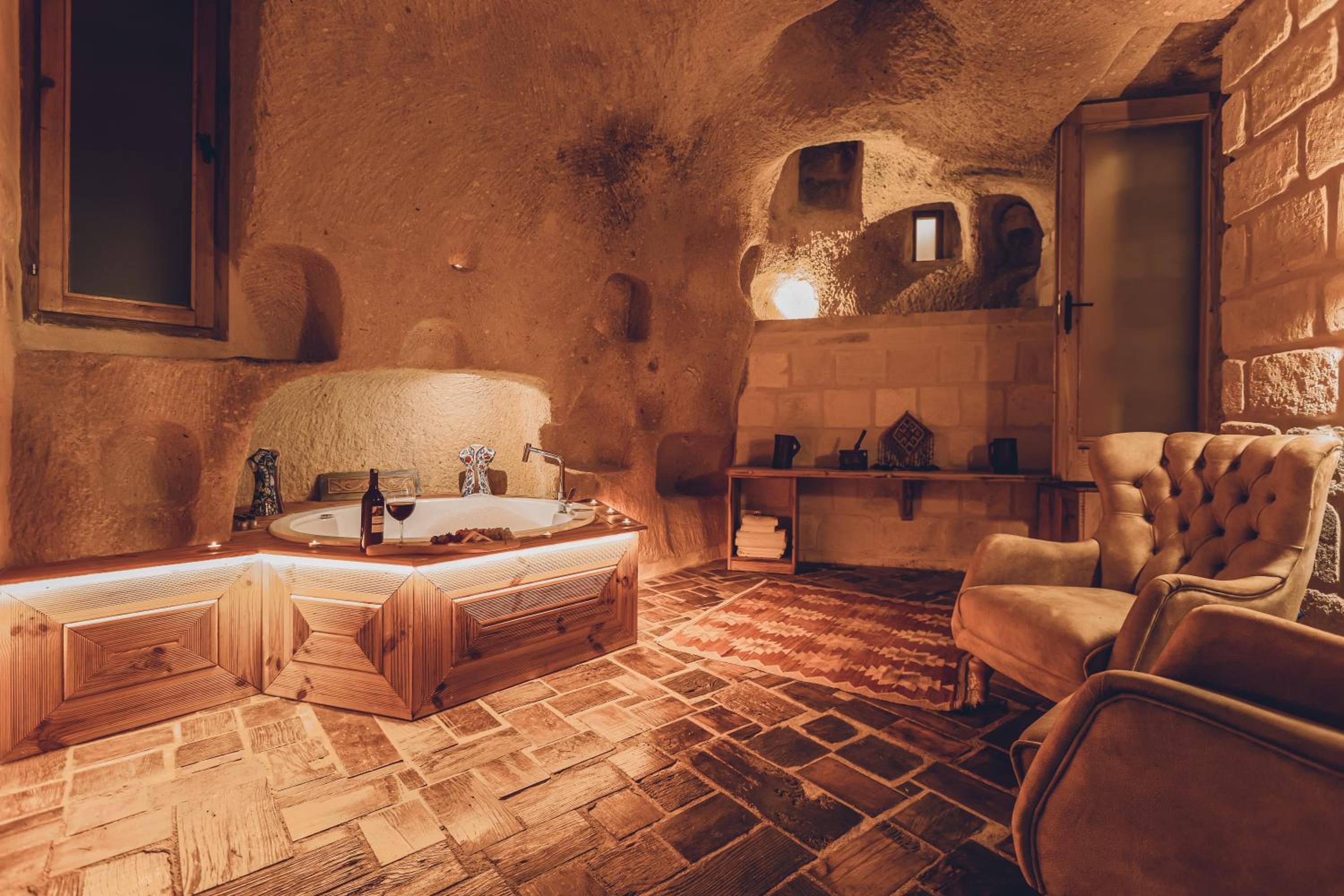 Deluxe Double Room with Bath - Photo 11