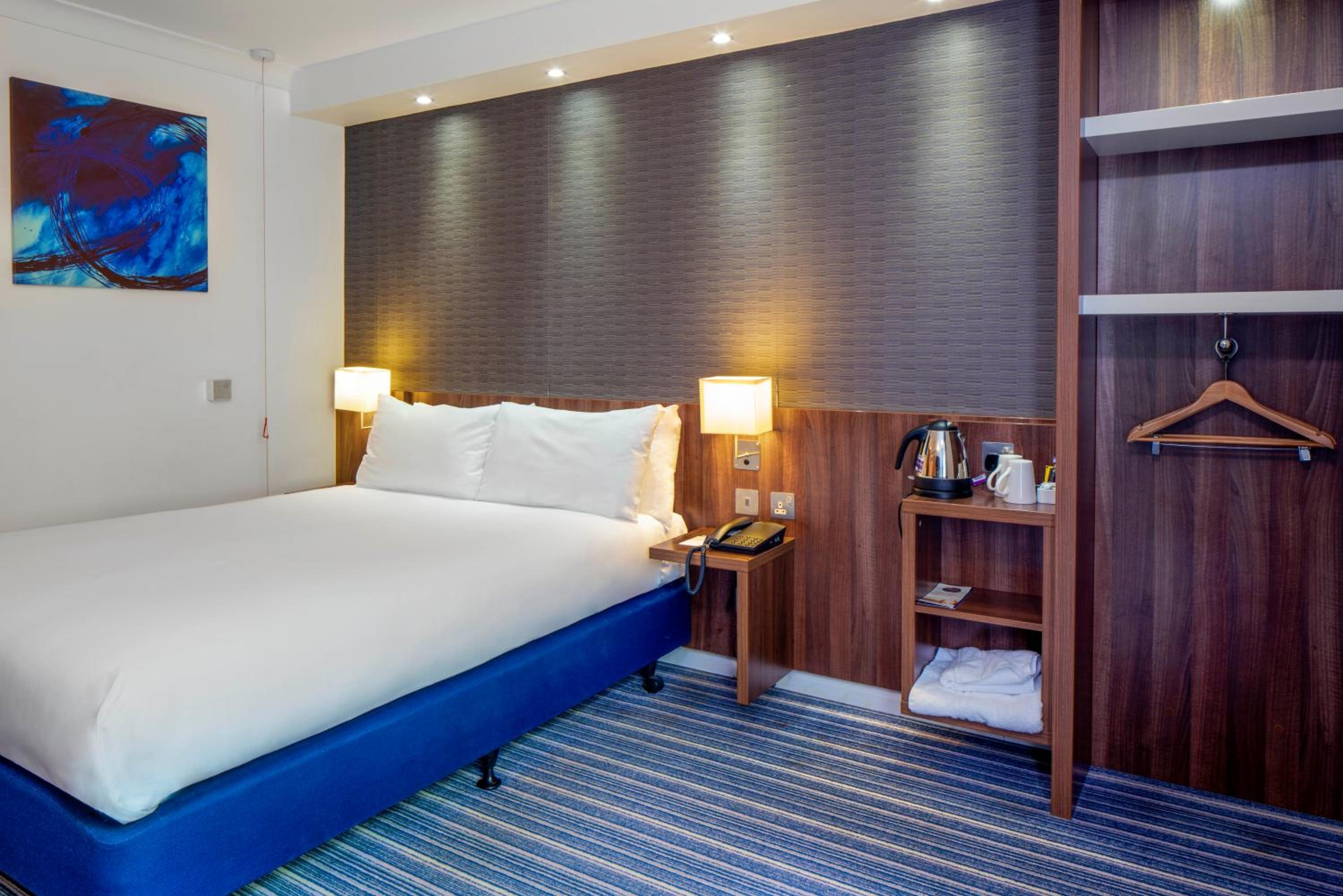 Double Room with Free Hot Breakfast - Accessible - Photo 1