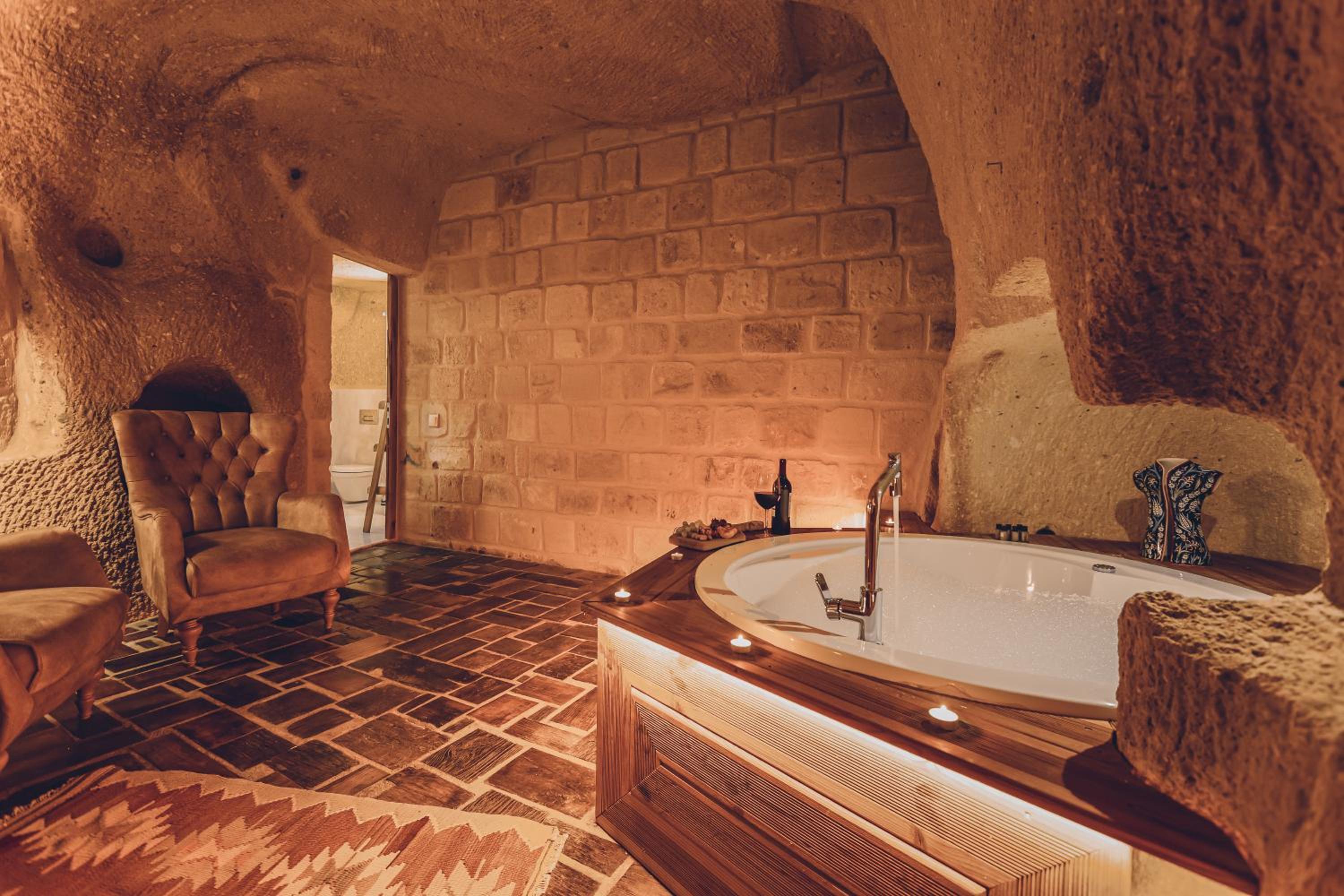 Deluxe Double Room with Bath - Photo 9