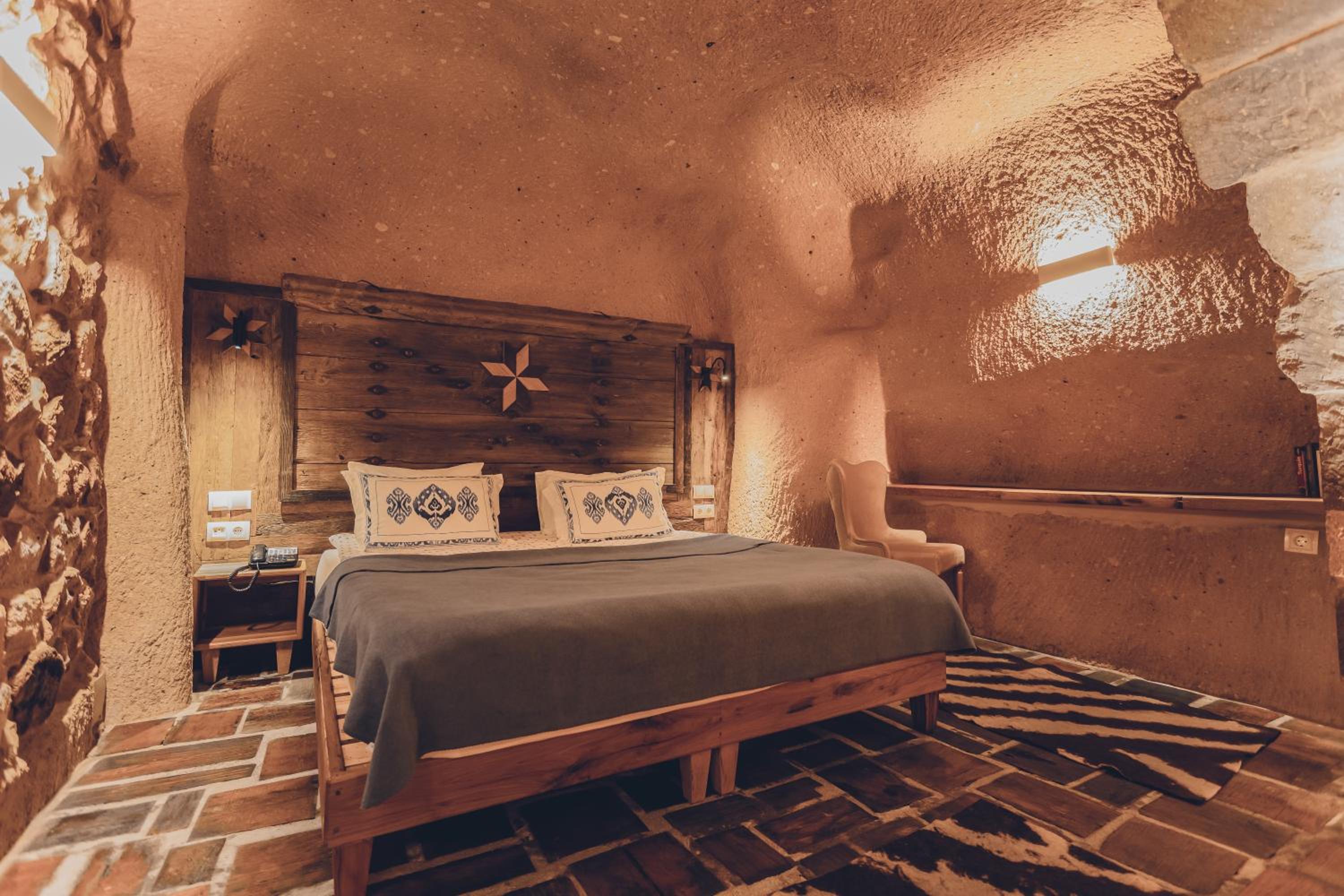Deluxe Double Room with Bath - Photo 4