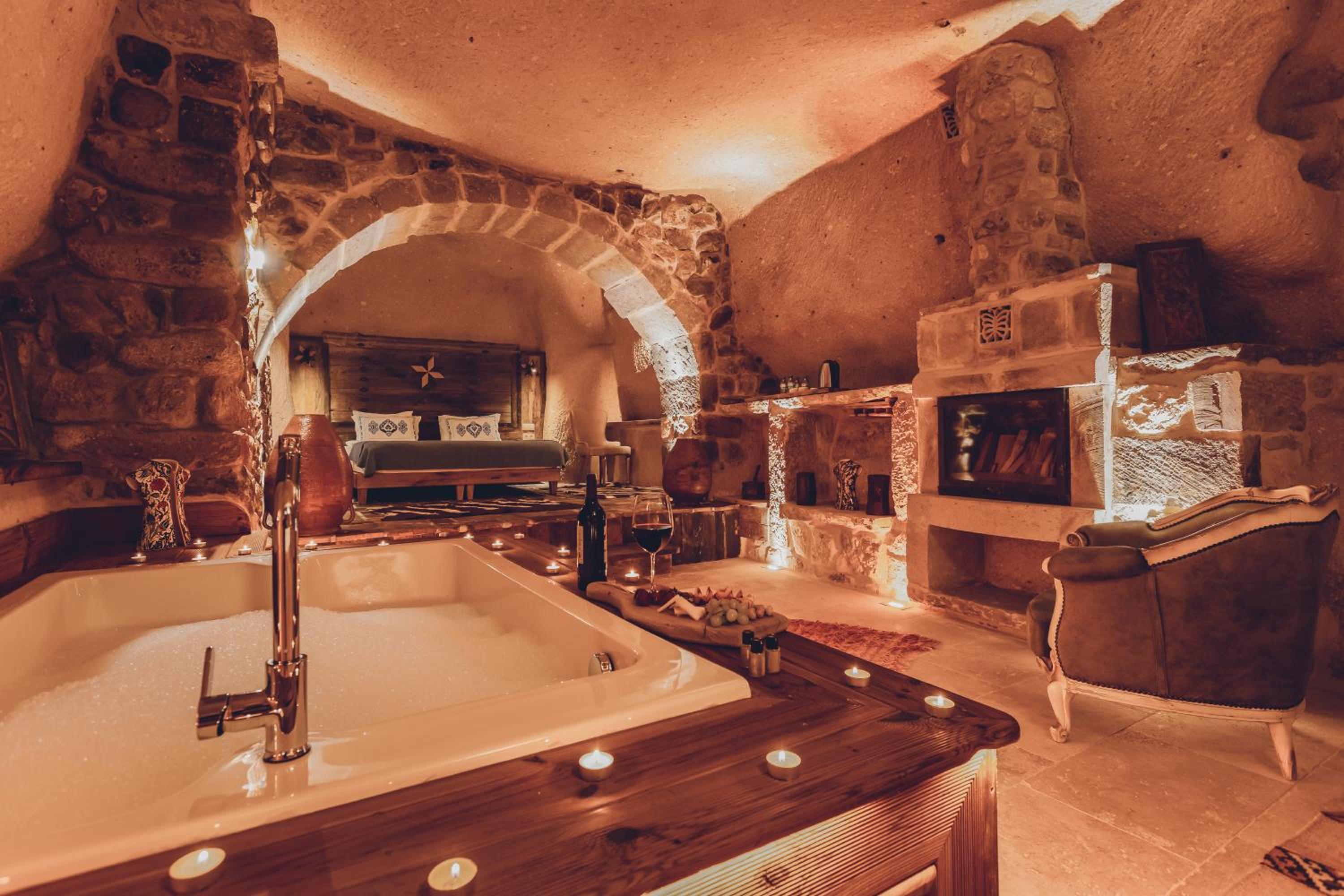 Deluxe Double Room with Bath - Photo 10