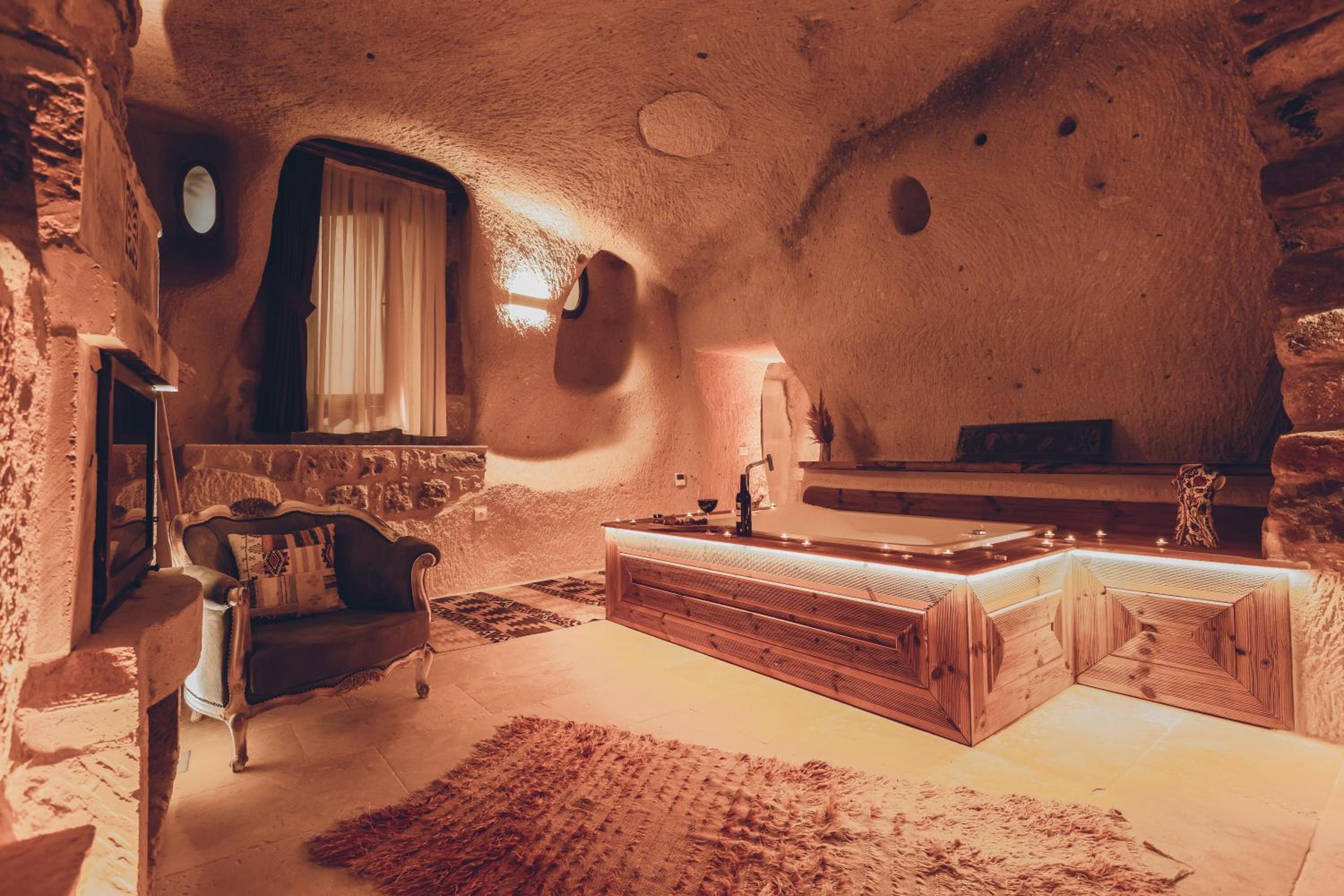 Deluxe Double Room with Bath - Photo 6