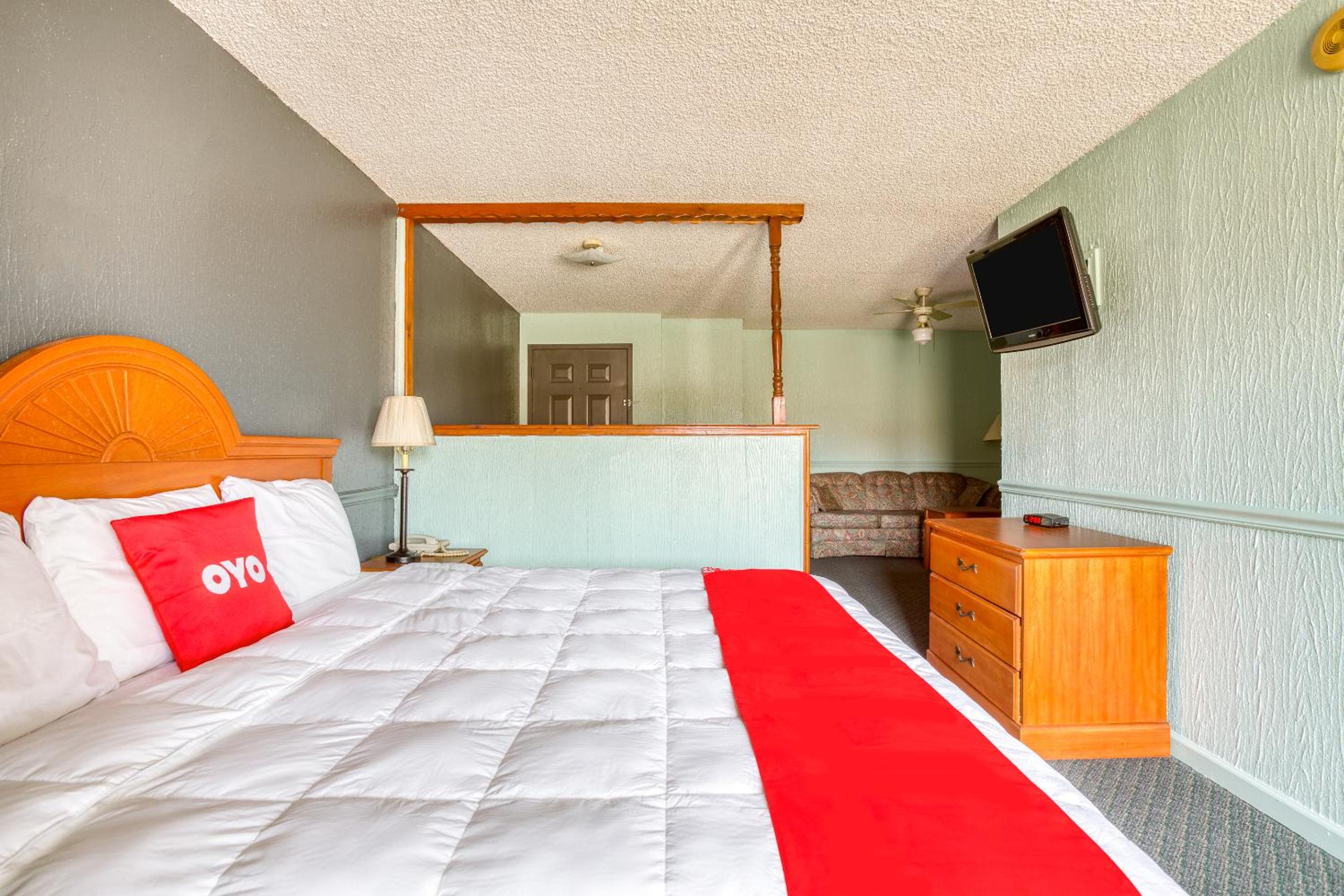 One-Bedroom Suite - Photo 4