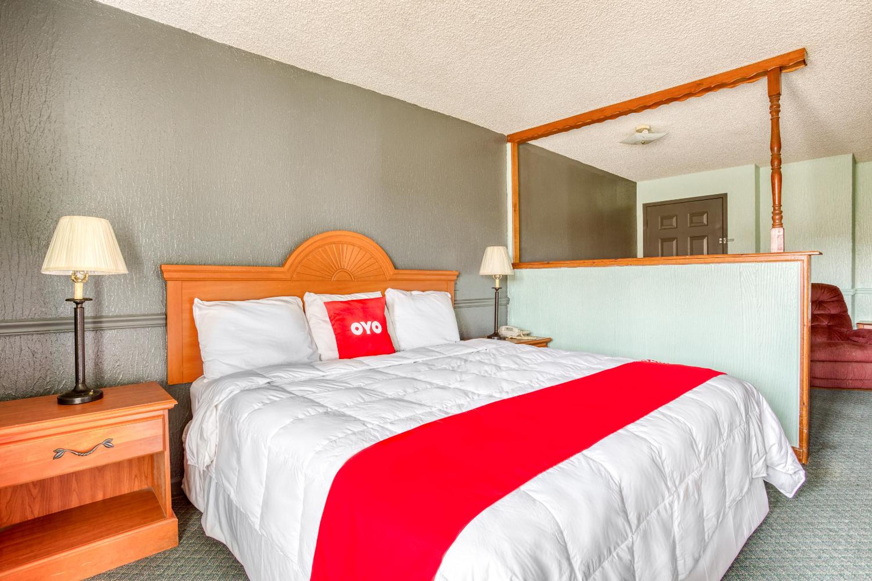 Suite - King Bed Accessible	 - Photo 4