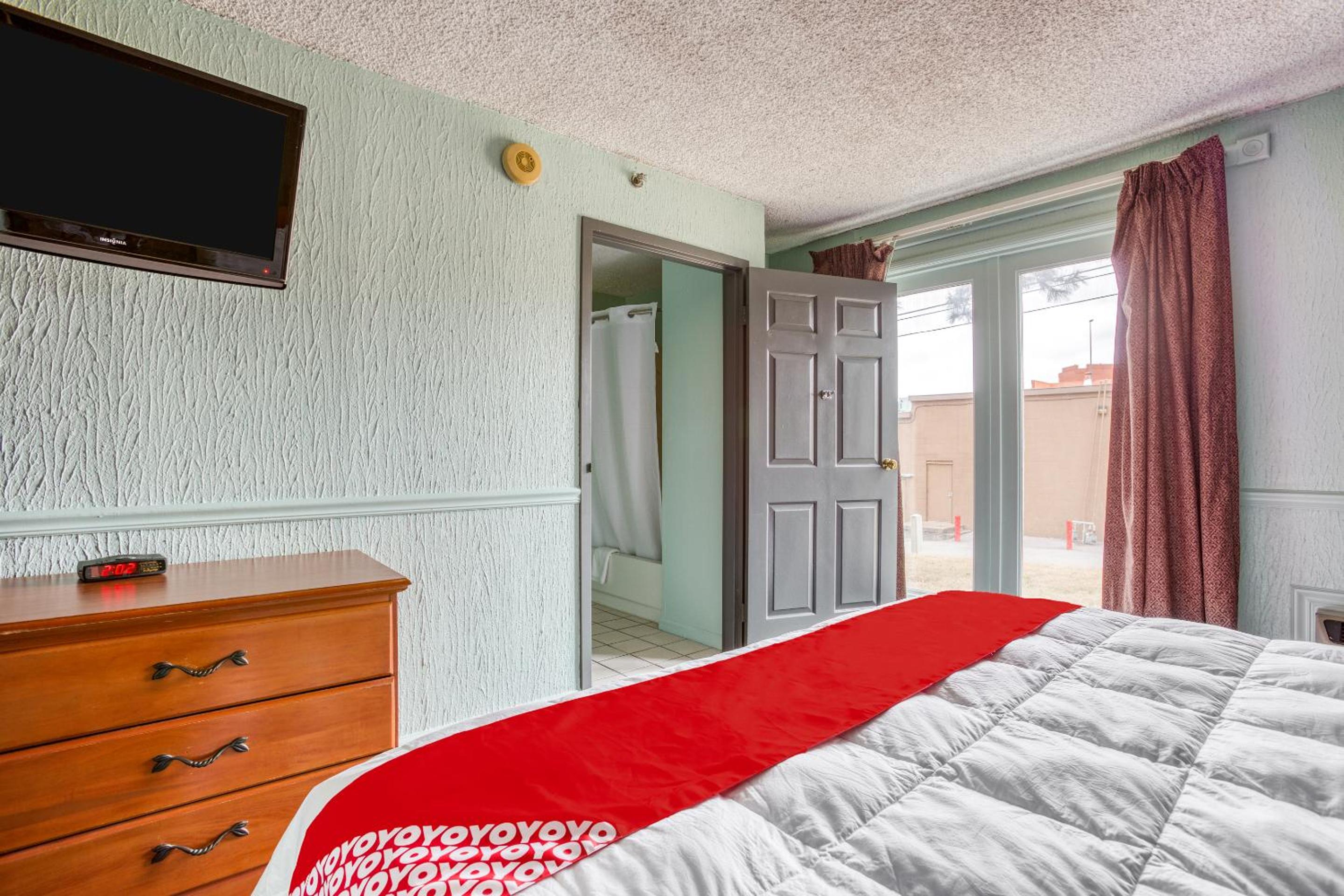 One-Bedroom Suite - Photo 7