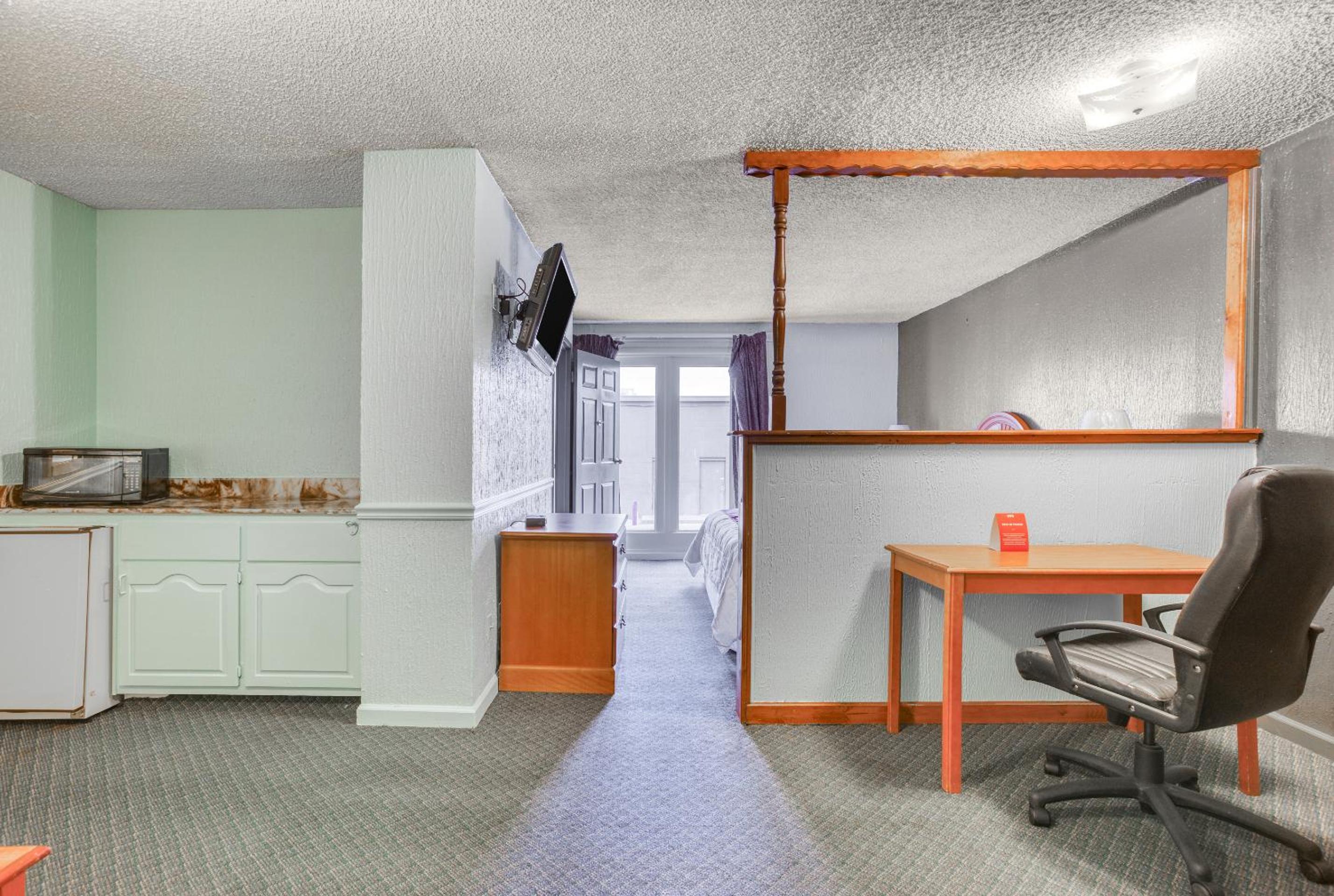 One-Bedroom Suite - Photo 11