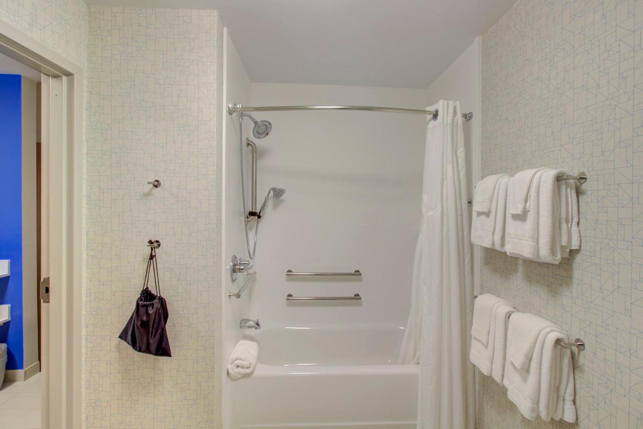 Queen Room with Two Queen Beds - Hearing Accessible/Non-Smoking photo 2