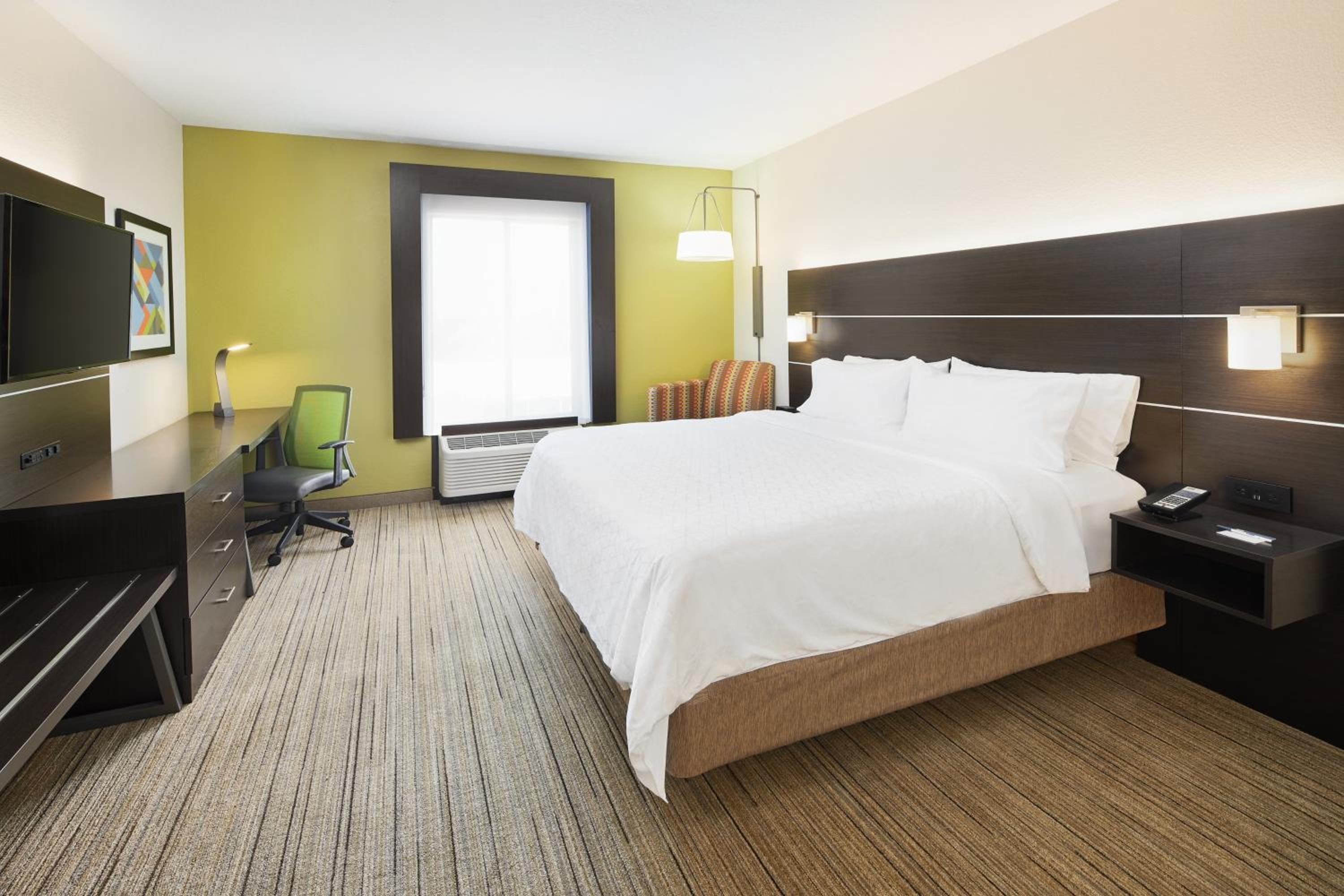 Standard King Room with Mobility Accessible Tub - Photo 2