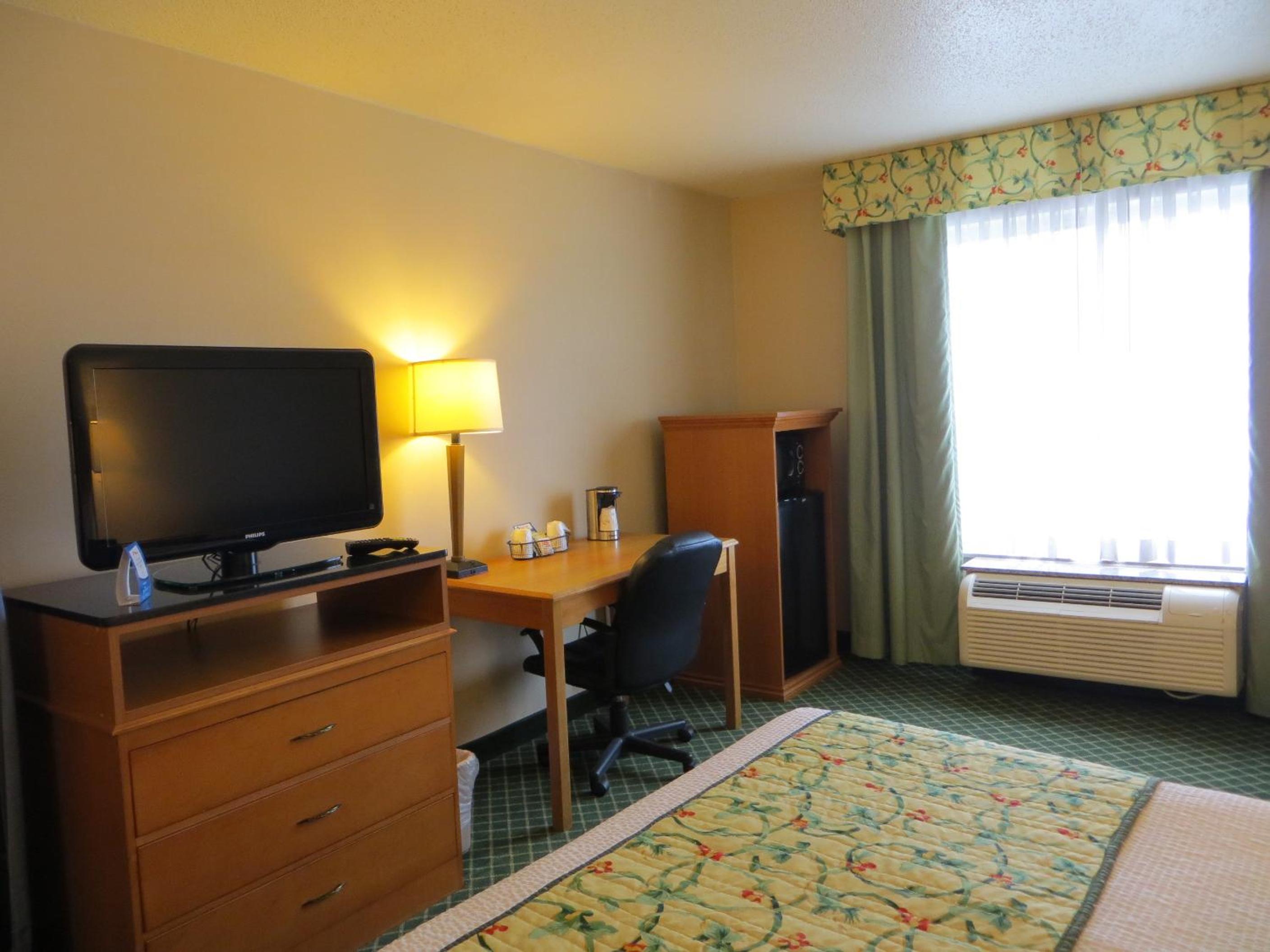 Deluxe King Room - Non-Smoking photo 3