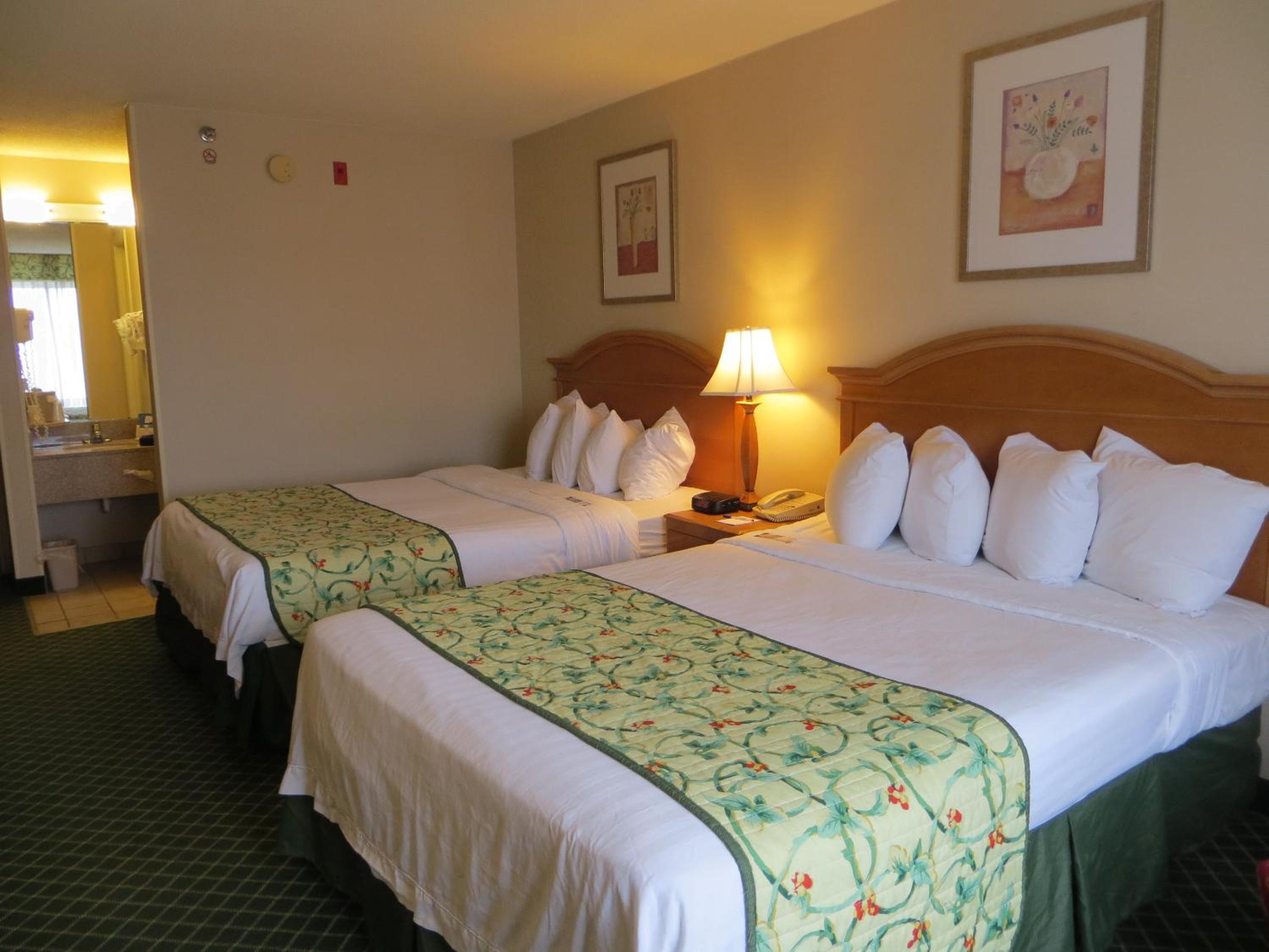 Queen Room With Two Queen Beds - Non-Smoking photo 2