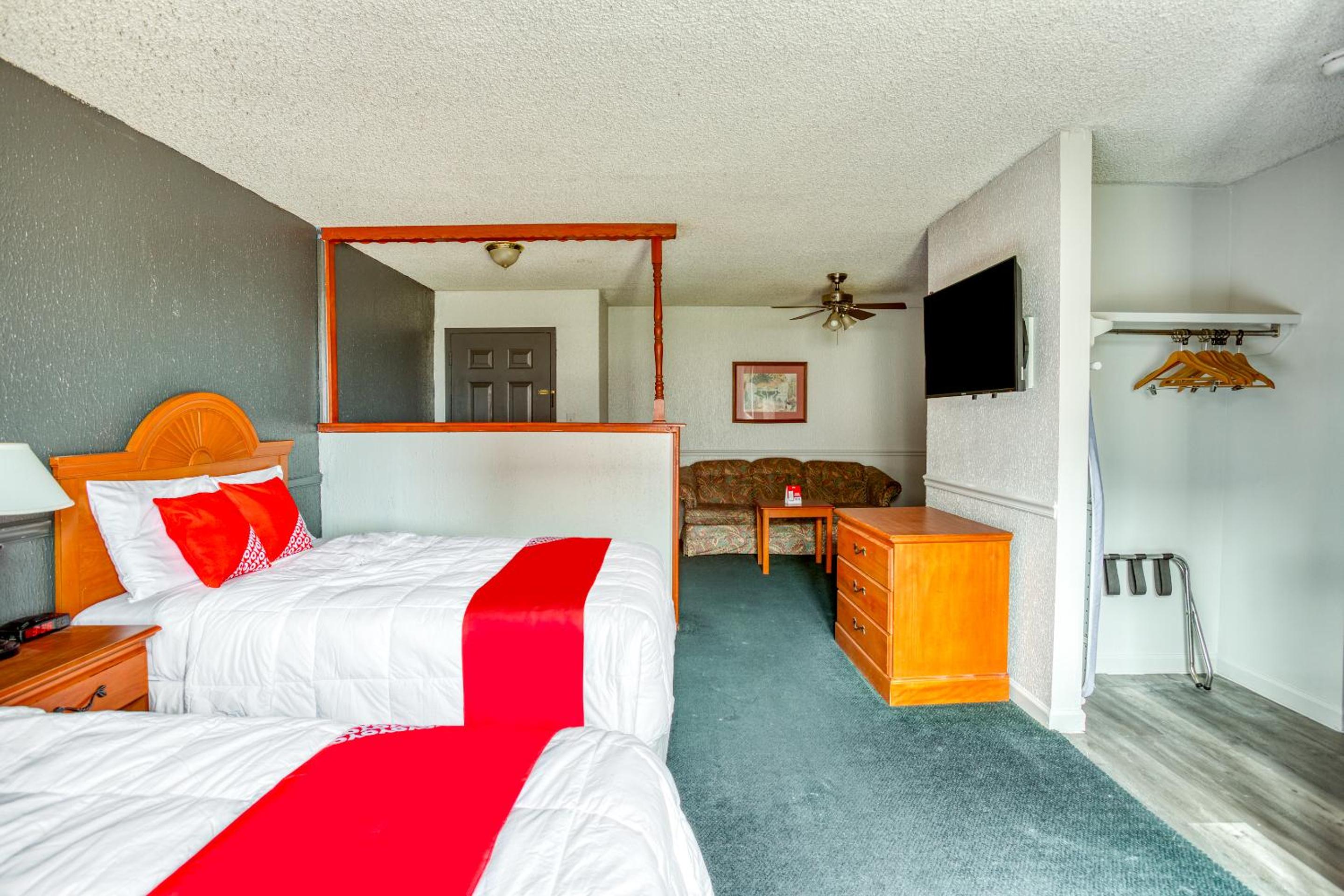 Suite - 2 Full Beds	 - Photo 6