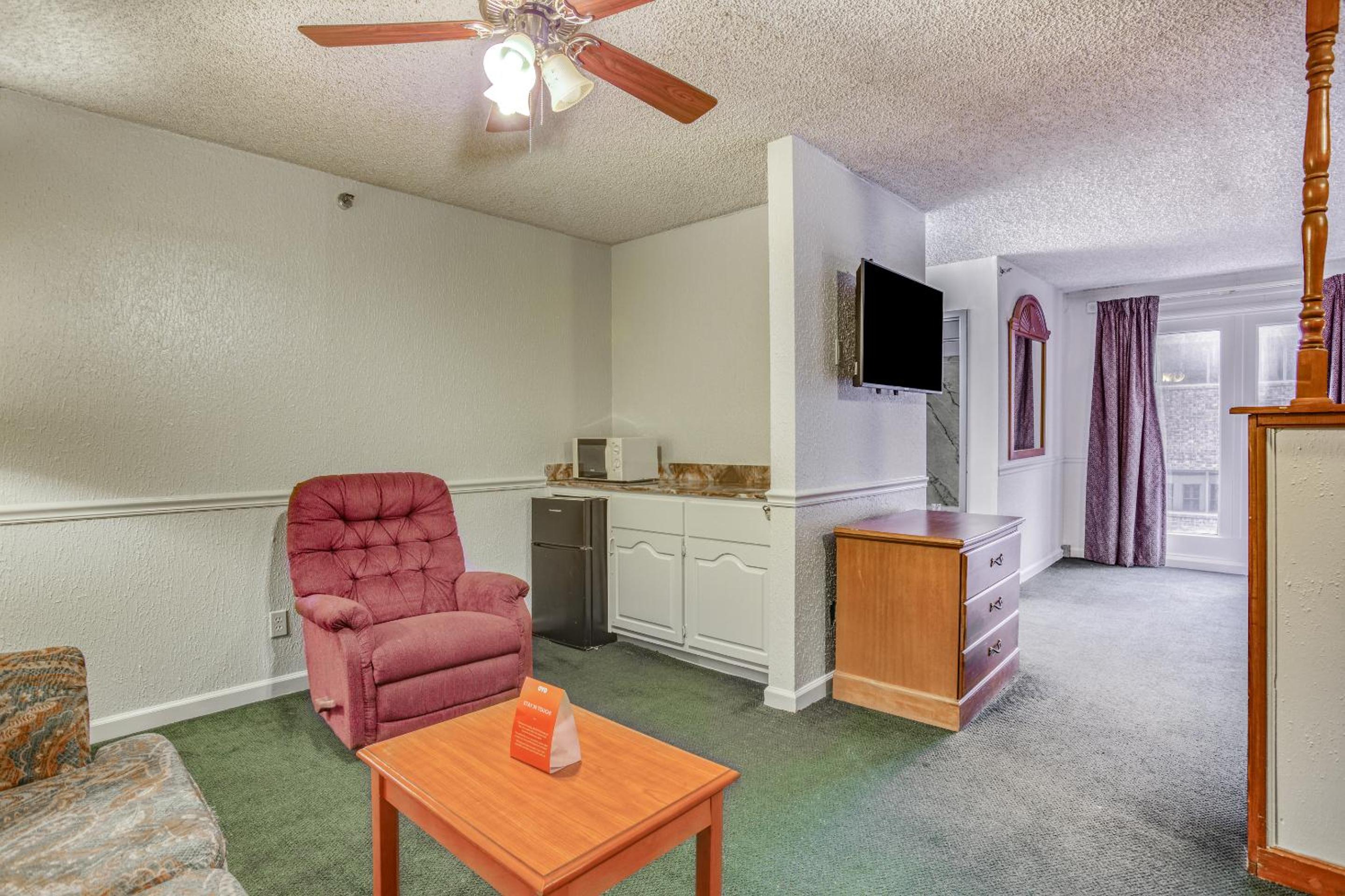 Suite - 2 Full Beds Smoking	 - Photo 6