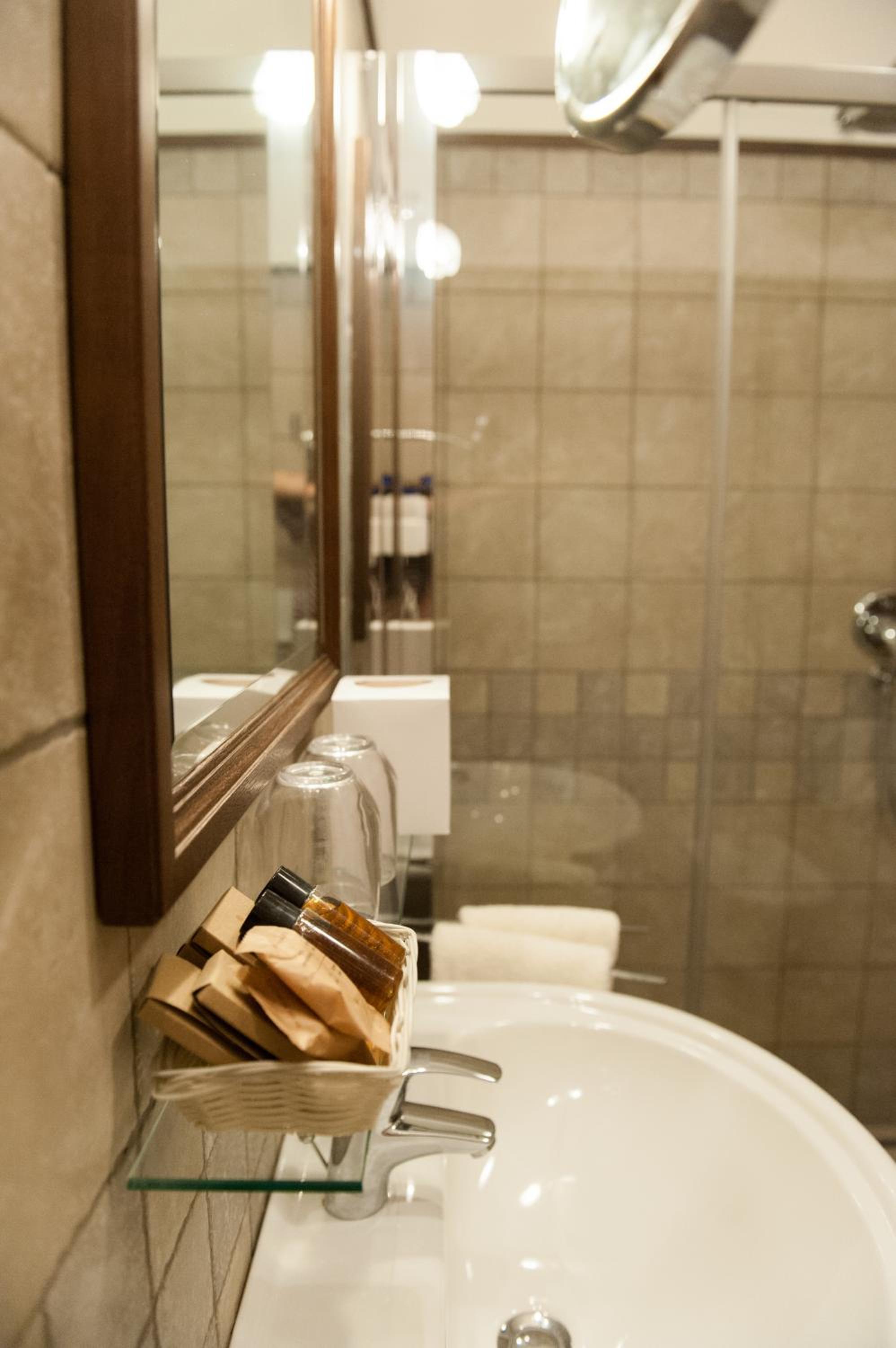 Twin Room - Disability Access photo 2