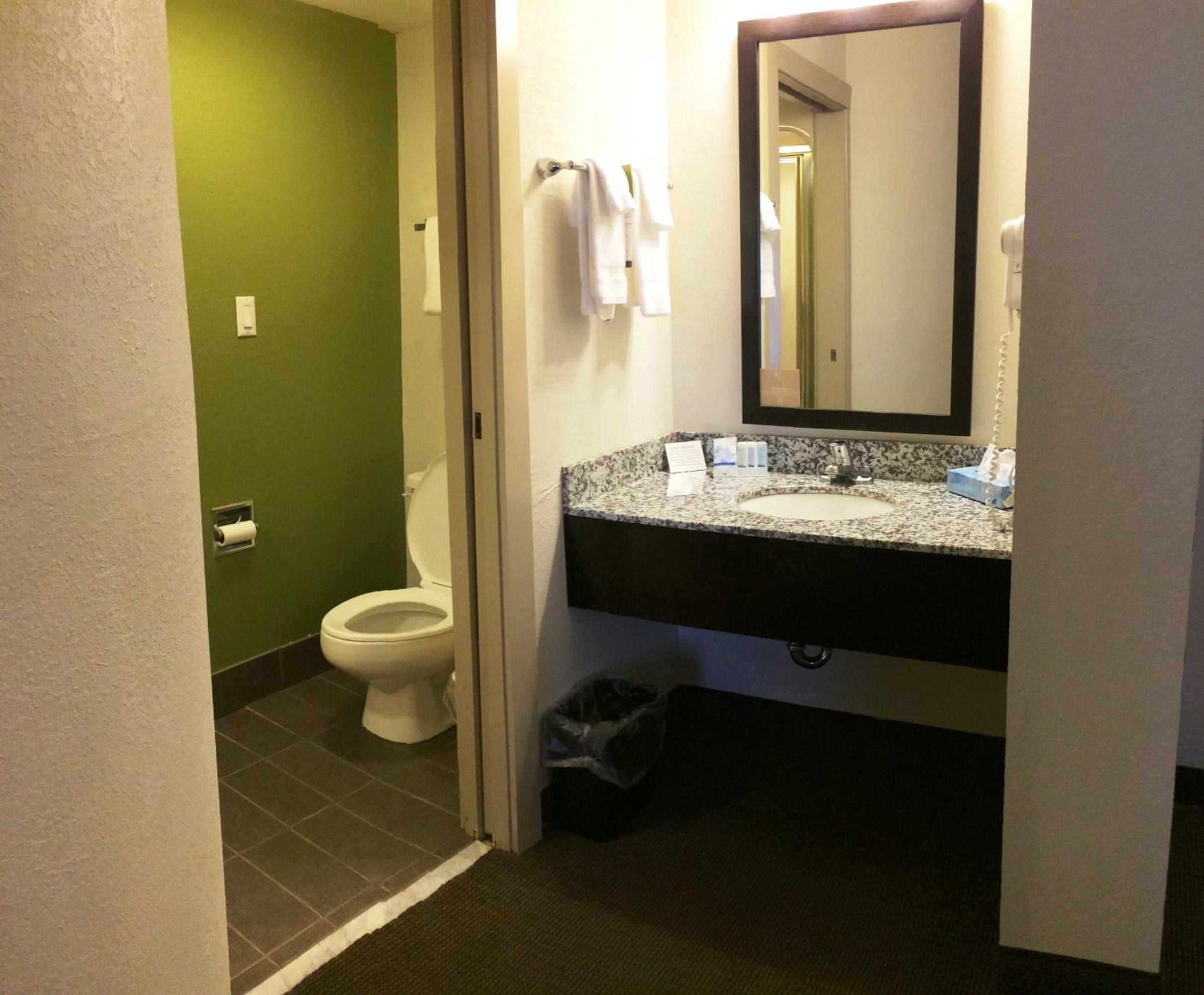 Queen Room - Non-Smoking - Photo 2