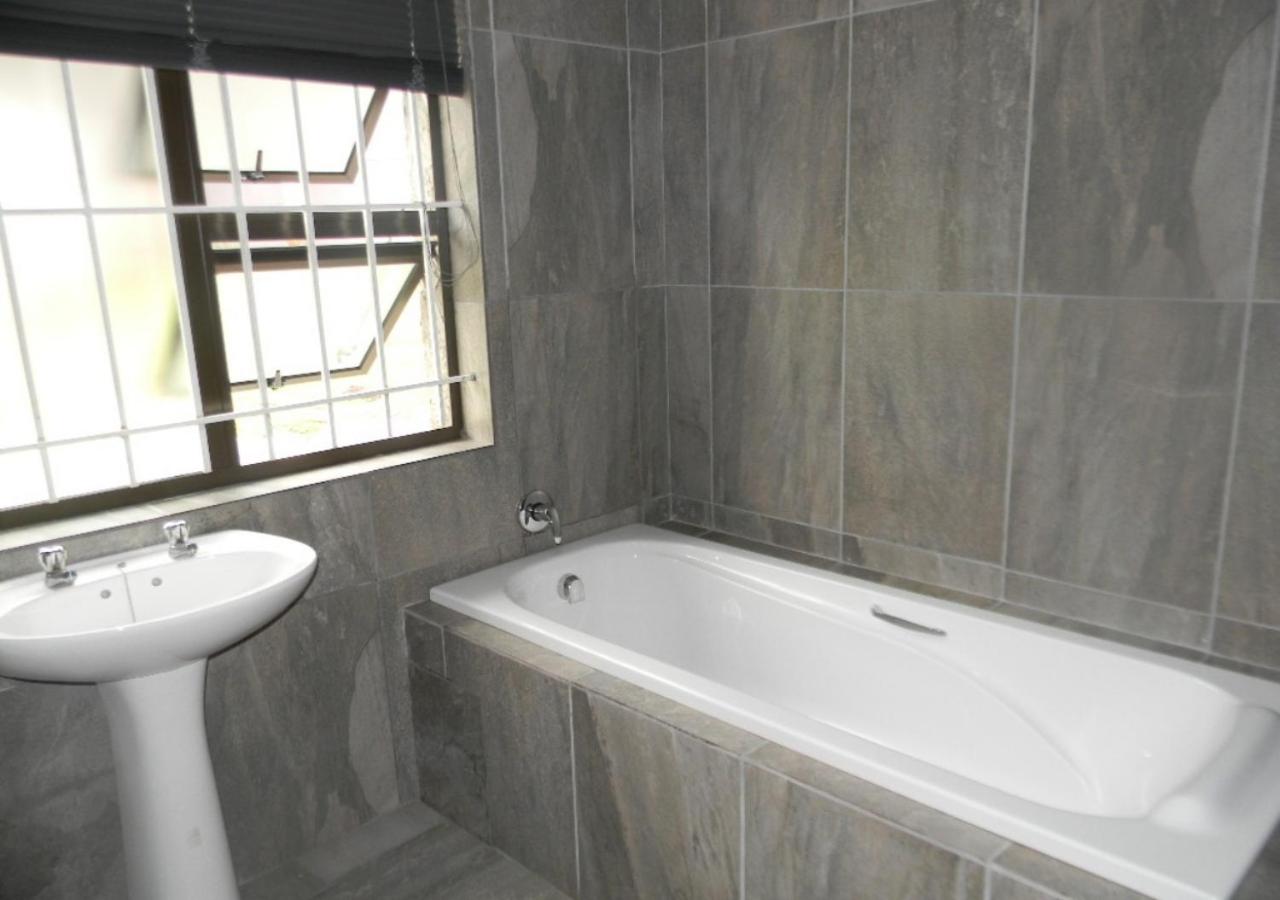 Deluxe Family Suite - Photo 39