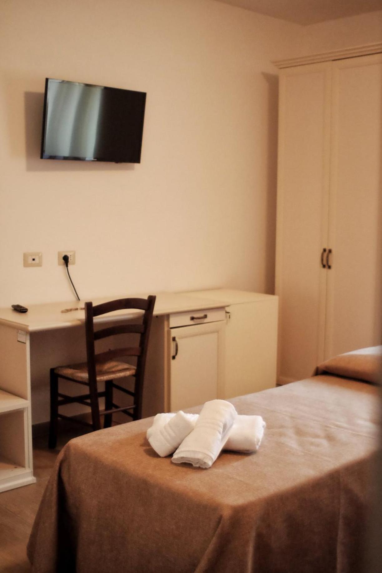Triple Room with Private Bathroom photo 2
