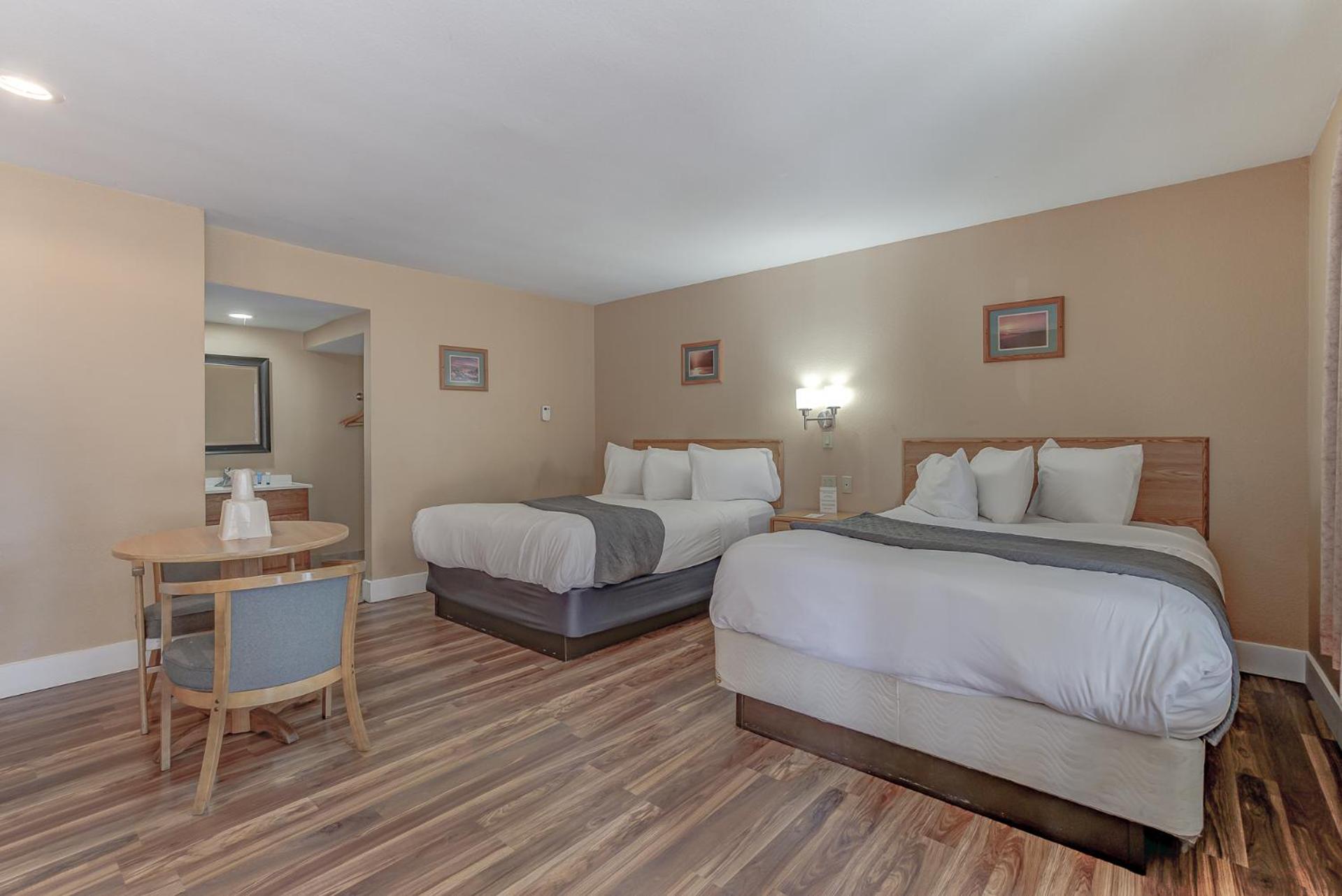 Queen Room with Two Queen Beds photo 1