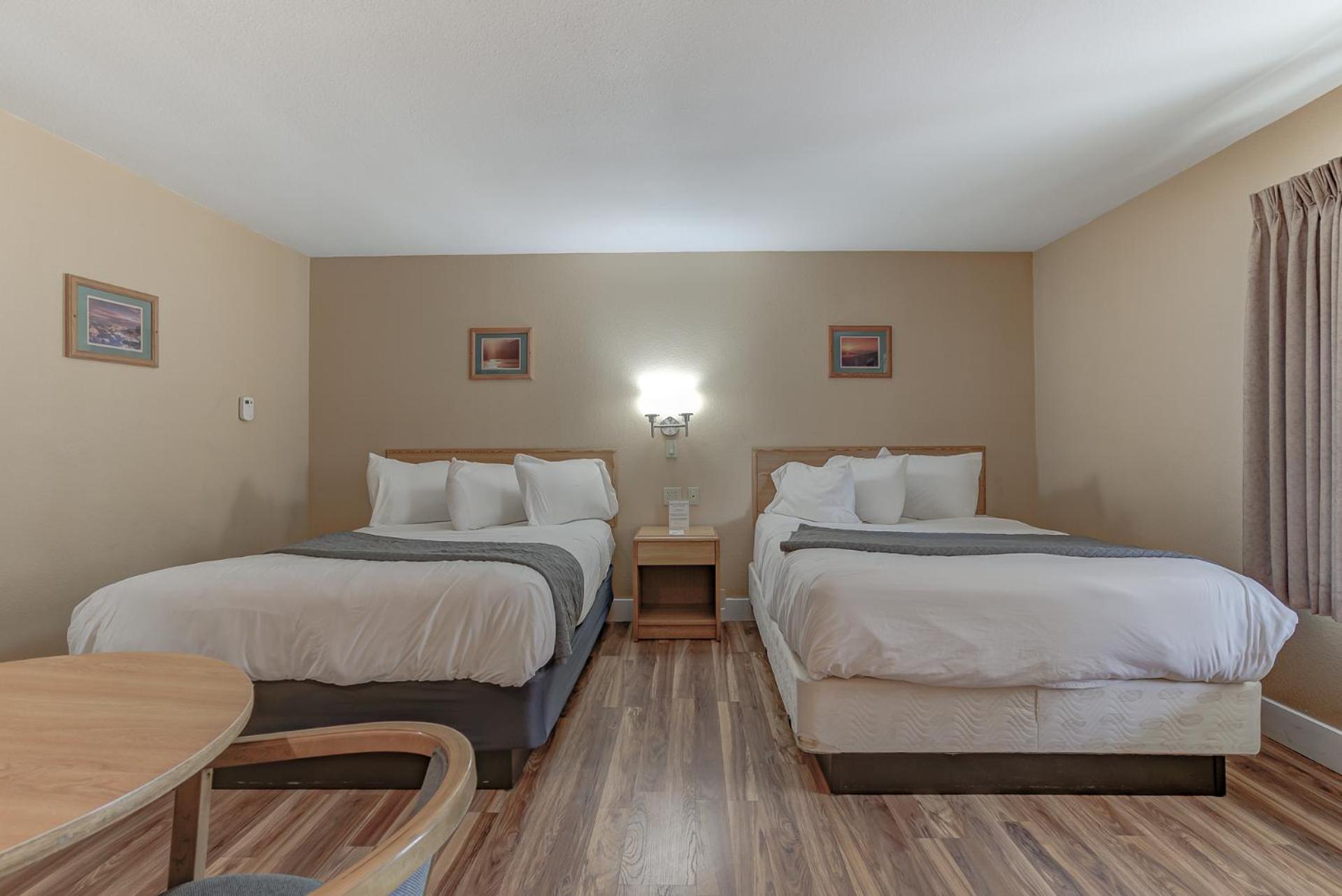 Queen Room with Two Queen Beds photo 3