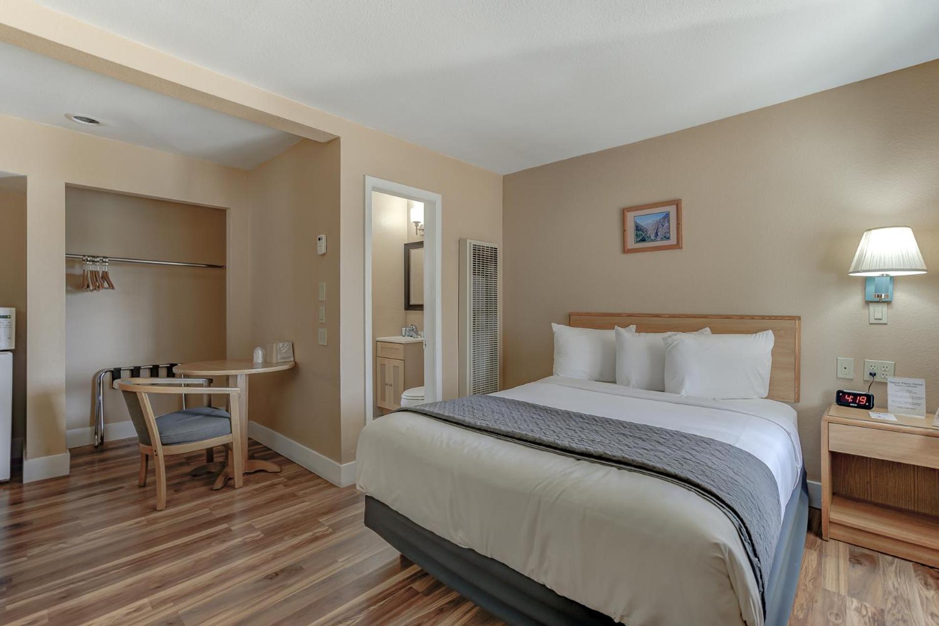Queen Room photo 2