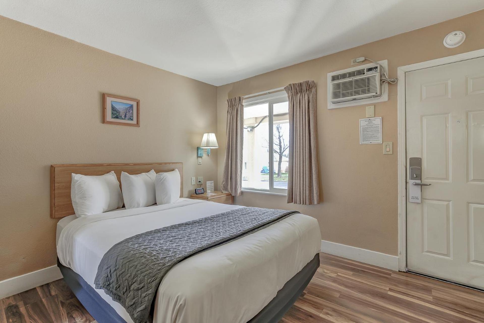 Queen Room photo 1