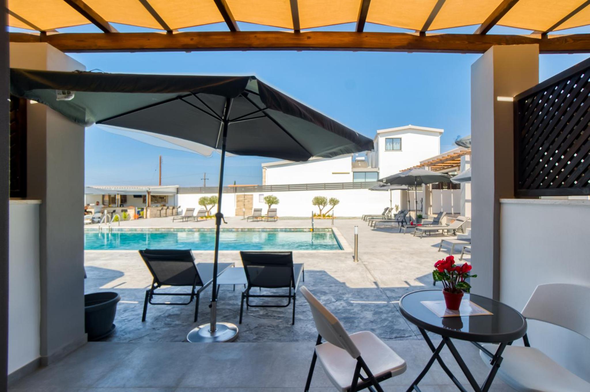 Studio with Pool View 1 photo 2