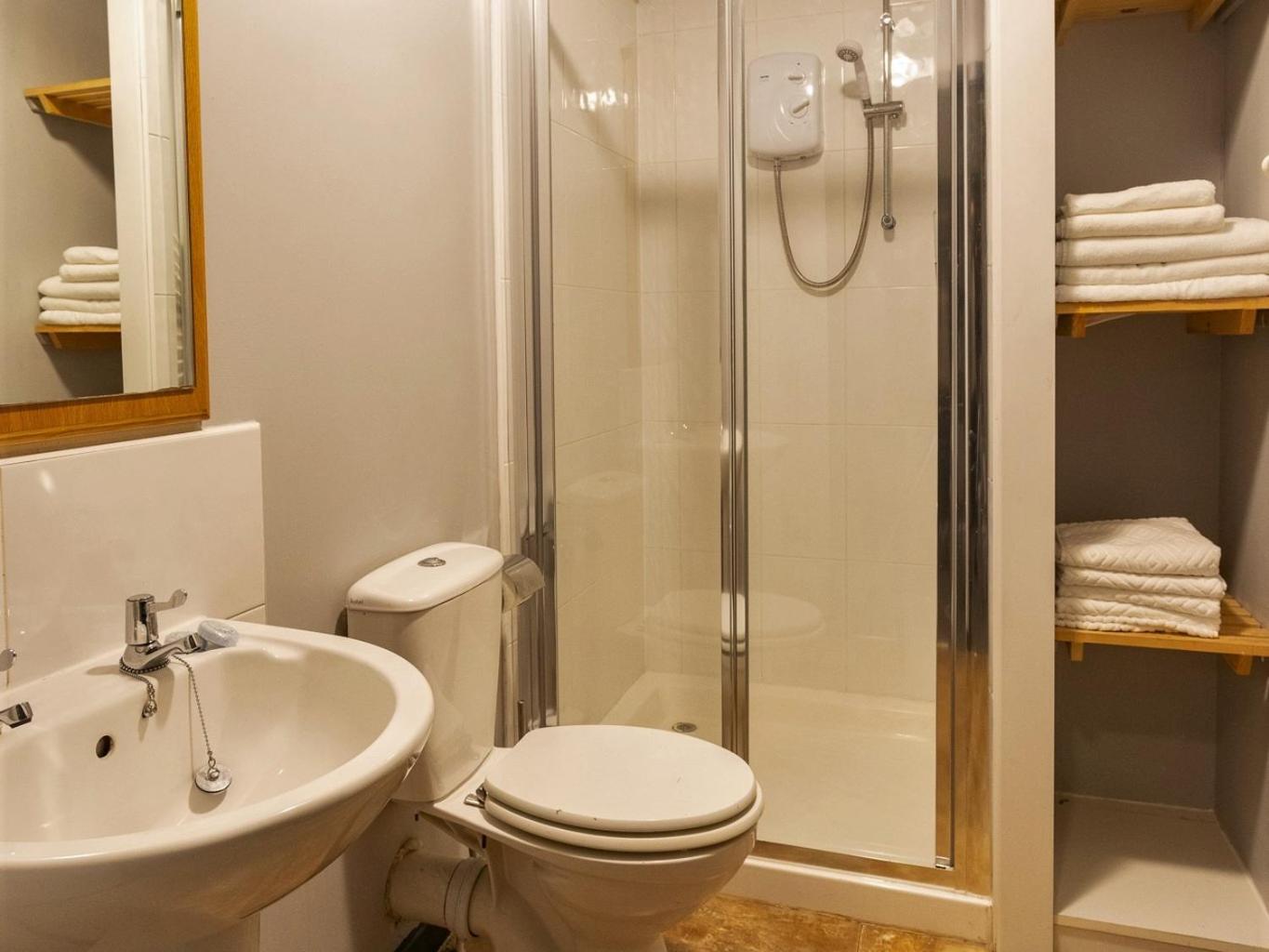 Twin Room With Shared Bathroom photo 3