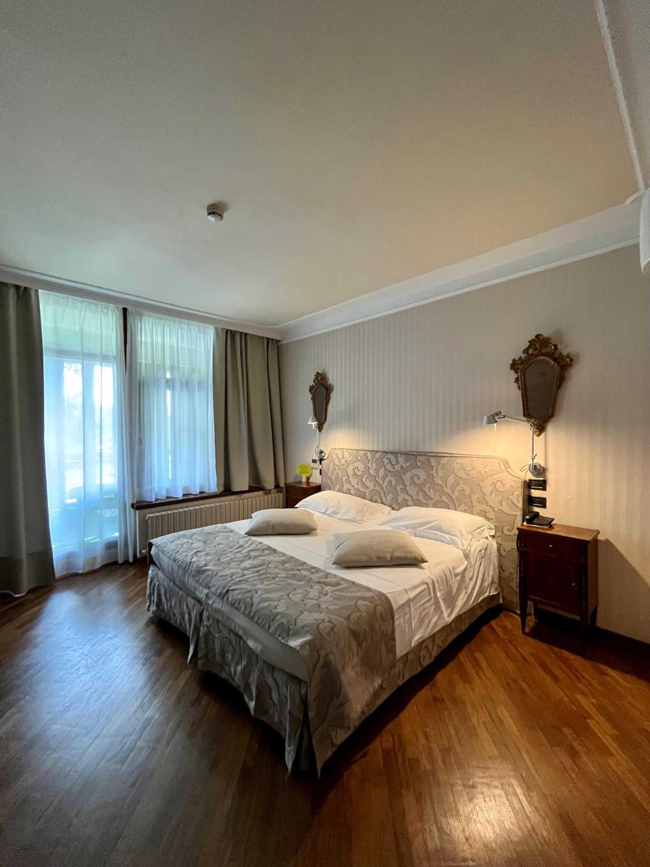 Double Room with Park View - Photo 11