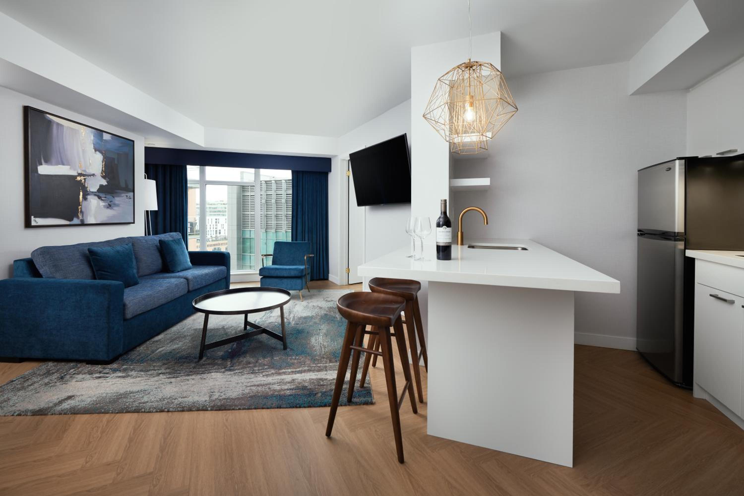 Deluxe Queen Suite - Photo 4