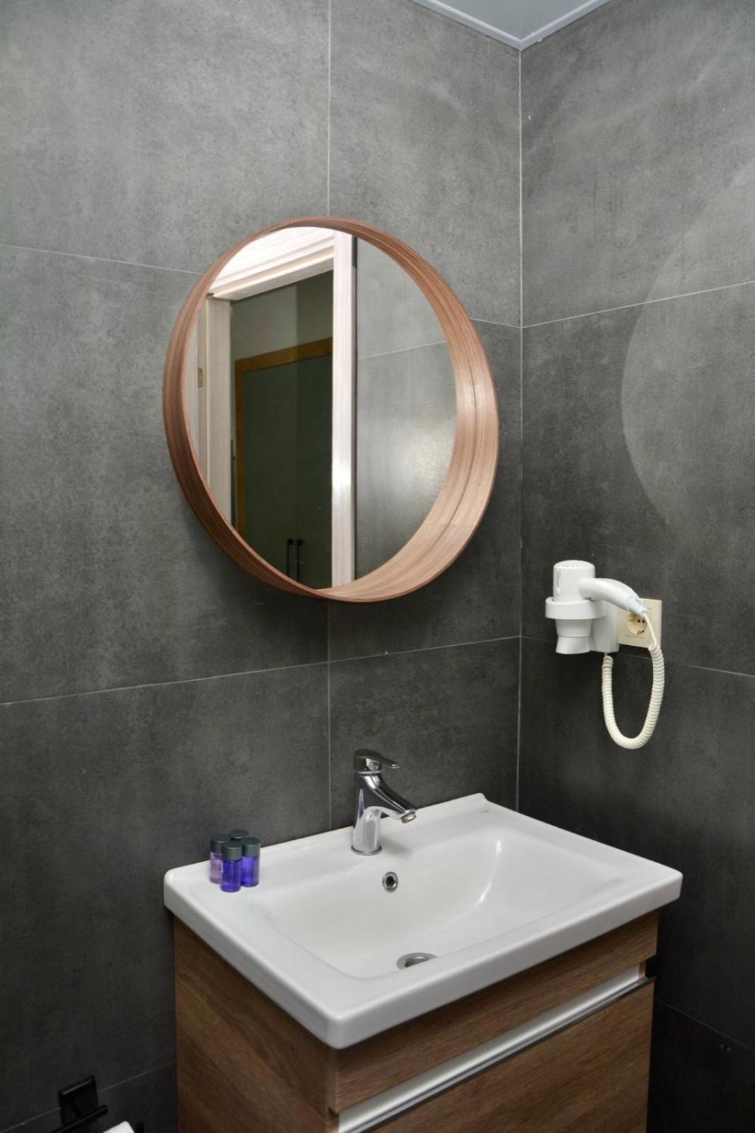 Standard Twin Room - Photo 6