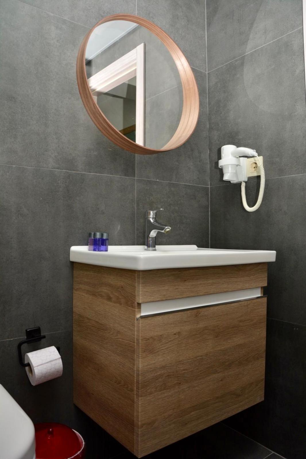 Standard Twin Room - Photo 7