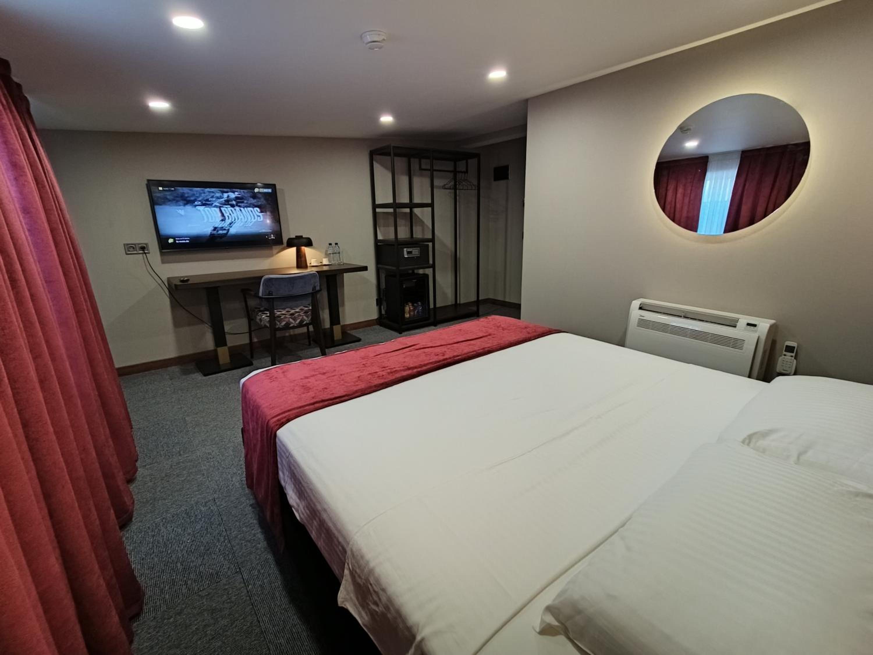 Double or Twin Room with City View - Photo 5