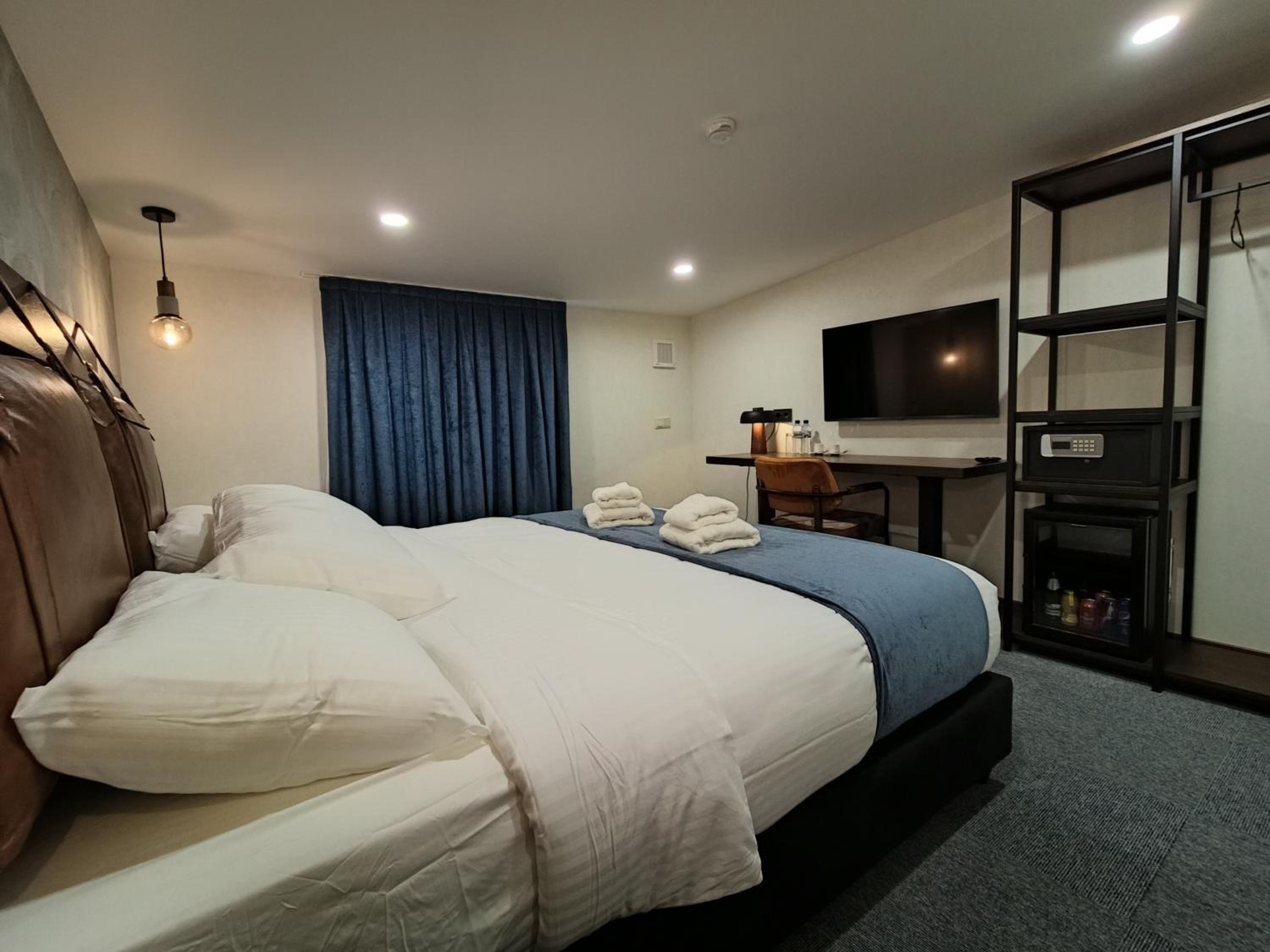 Double or Twin Room with City View - Photo 4