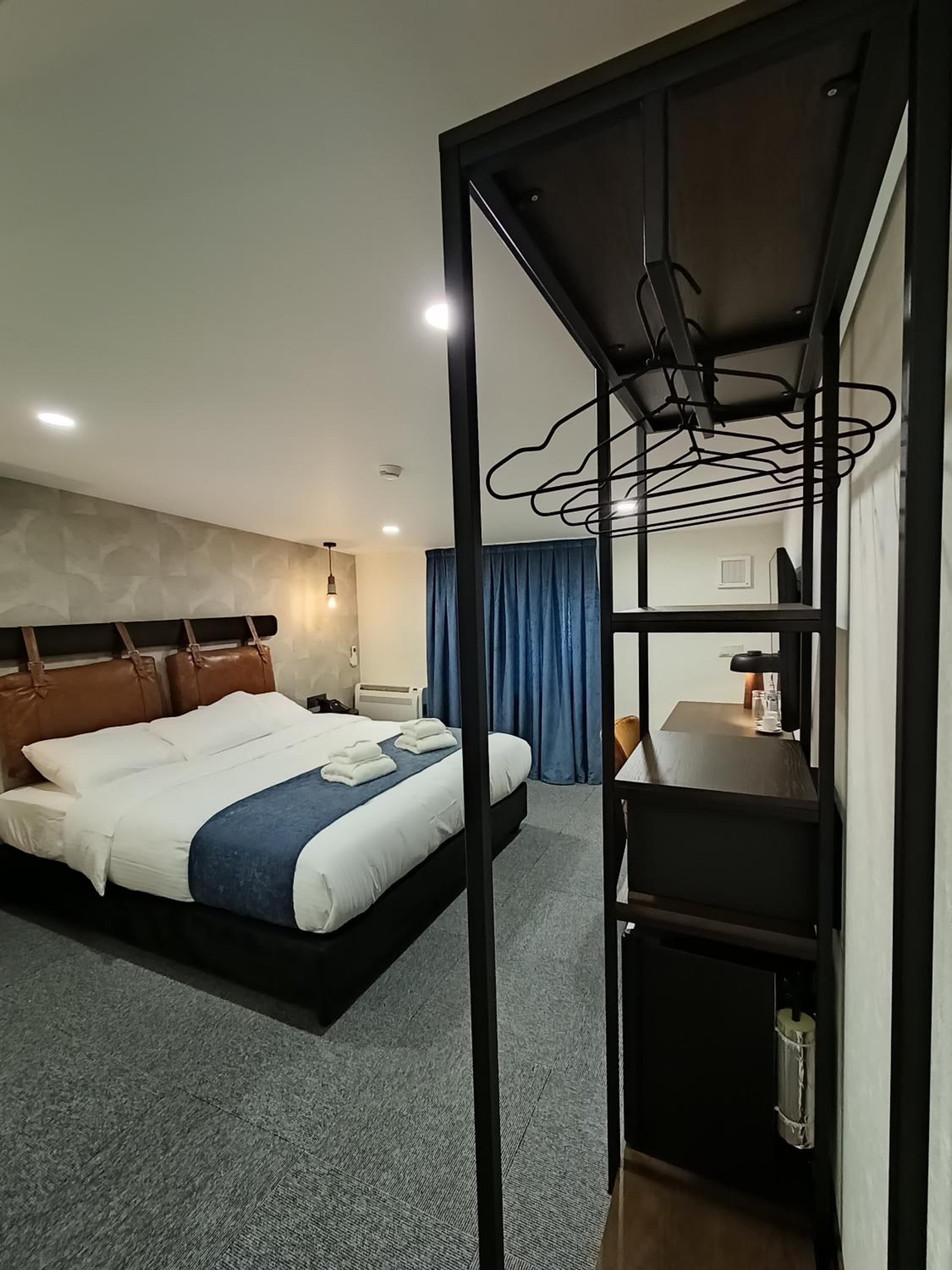 Double or Twin Room with City View - Photo 2