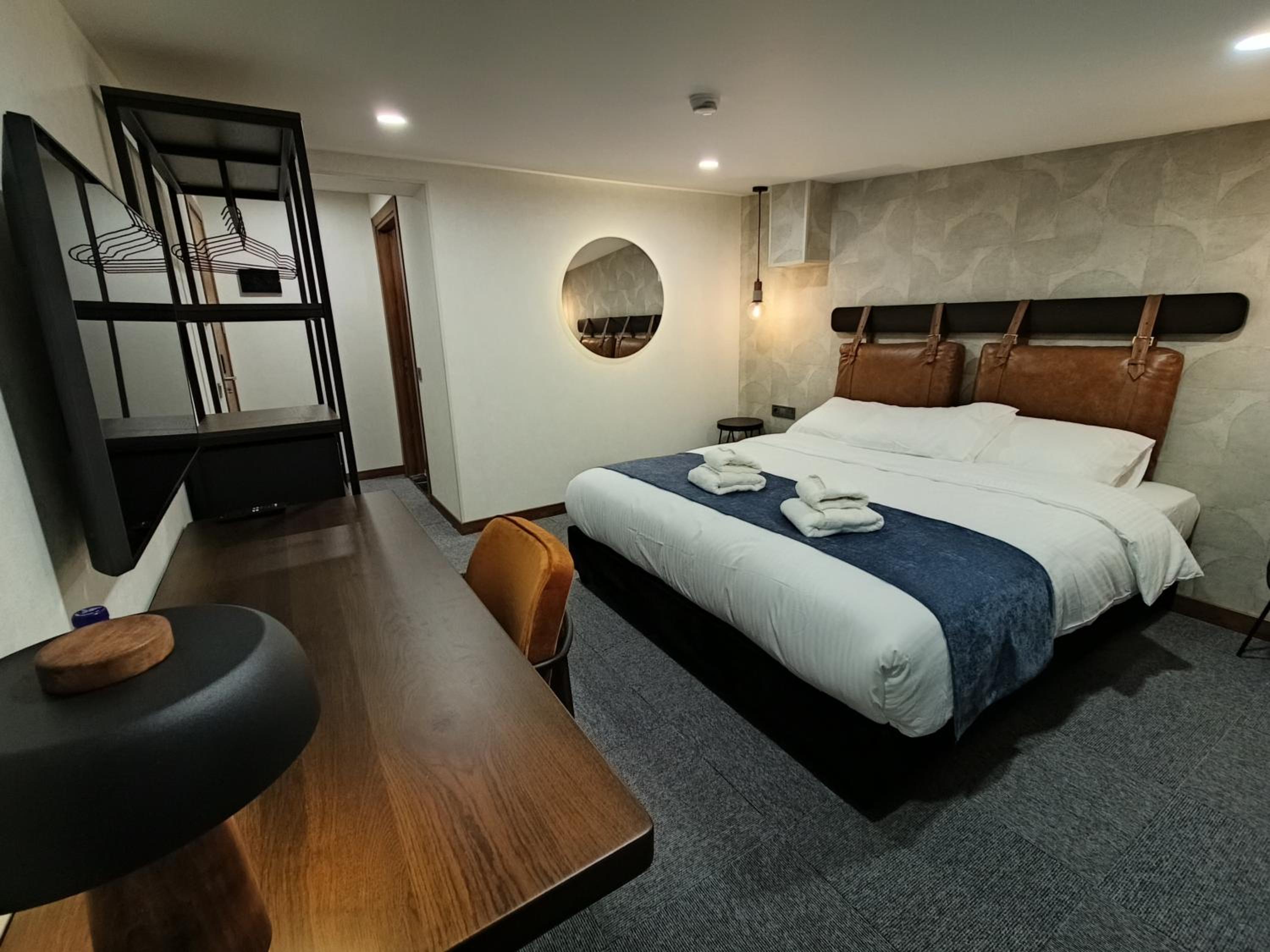 Double or Twin Room with City View - Photo 6