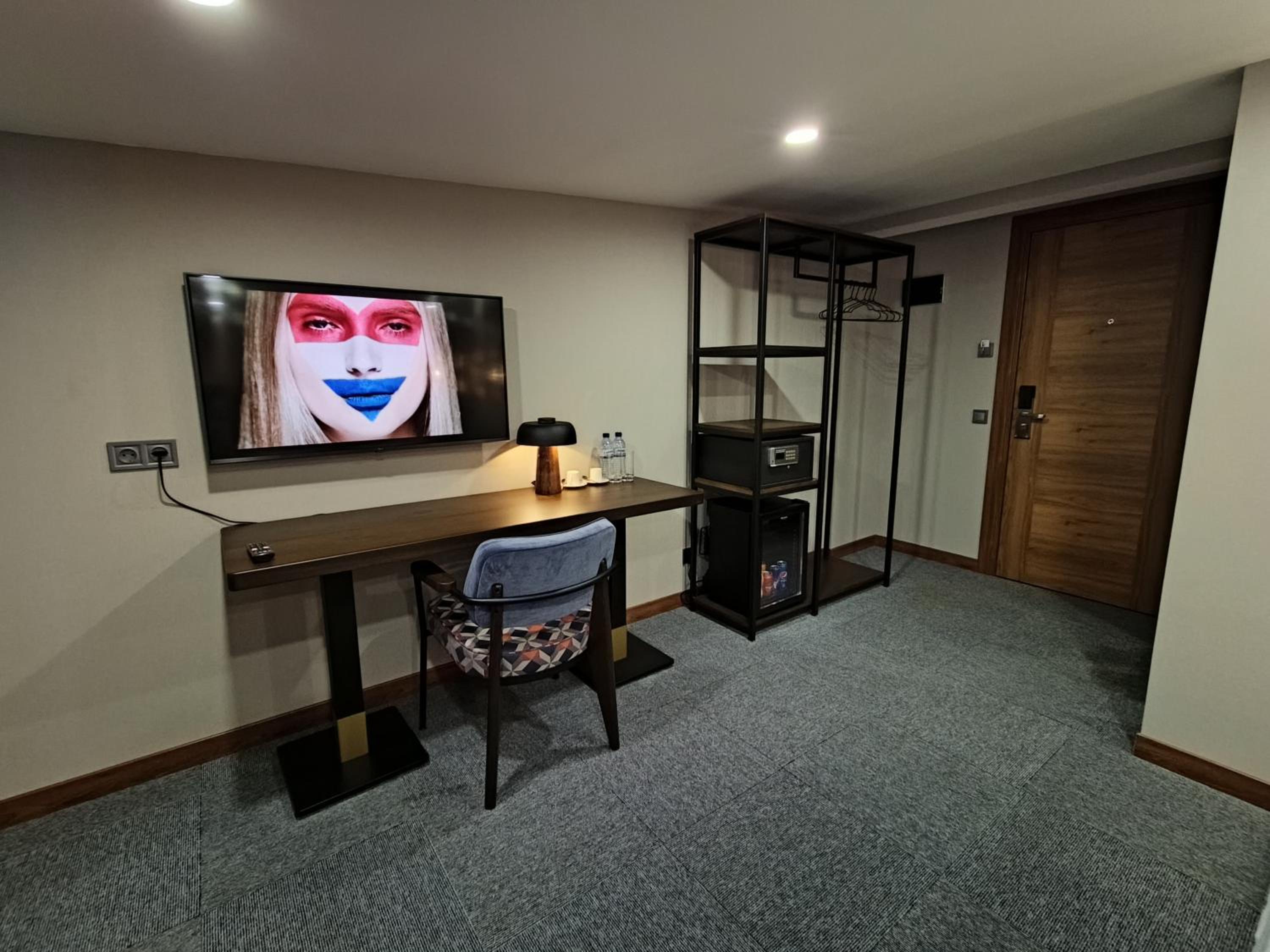Double or Twin Room with City View - Photo 3