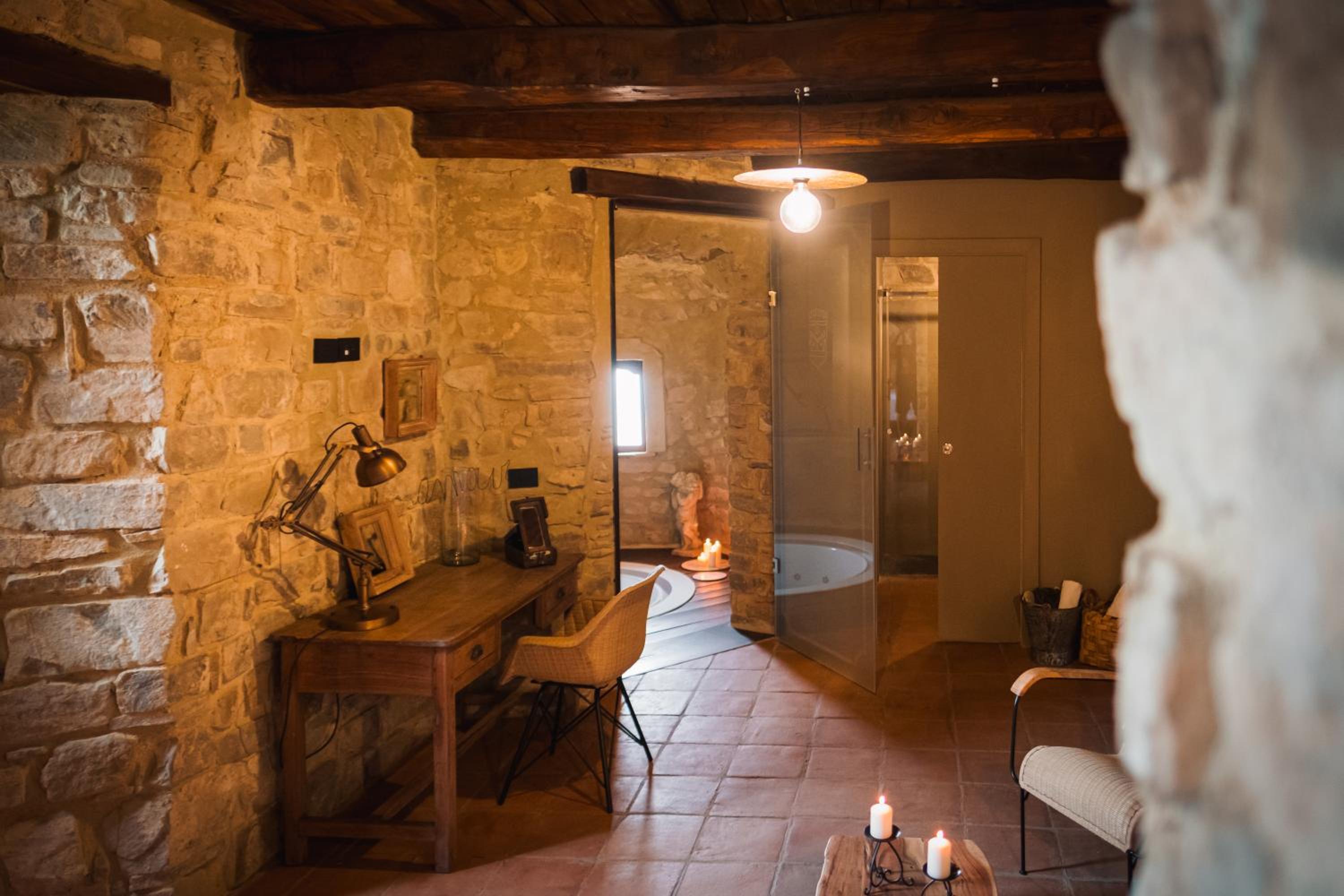 Suite with Hot Tub - Photo 7