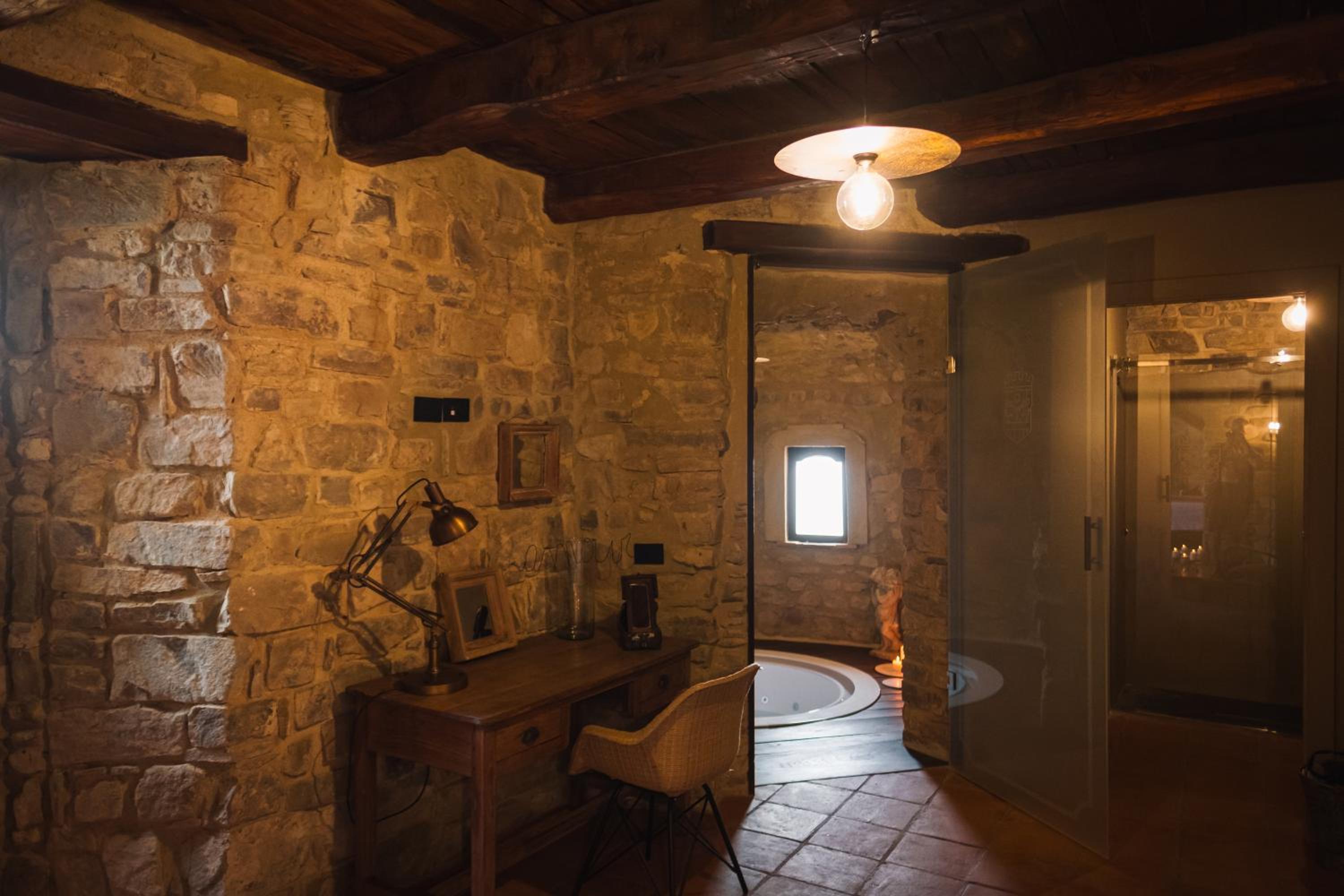 Suite with Hot Tub - Photo 17