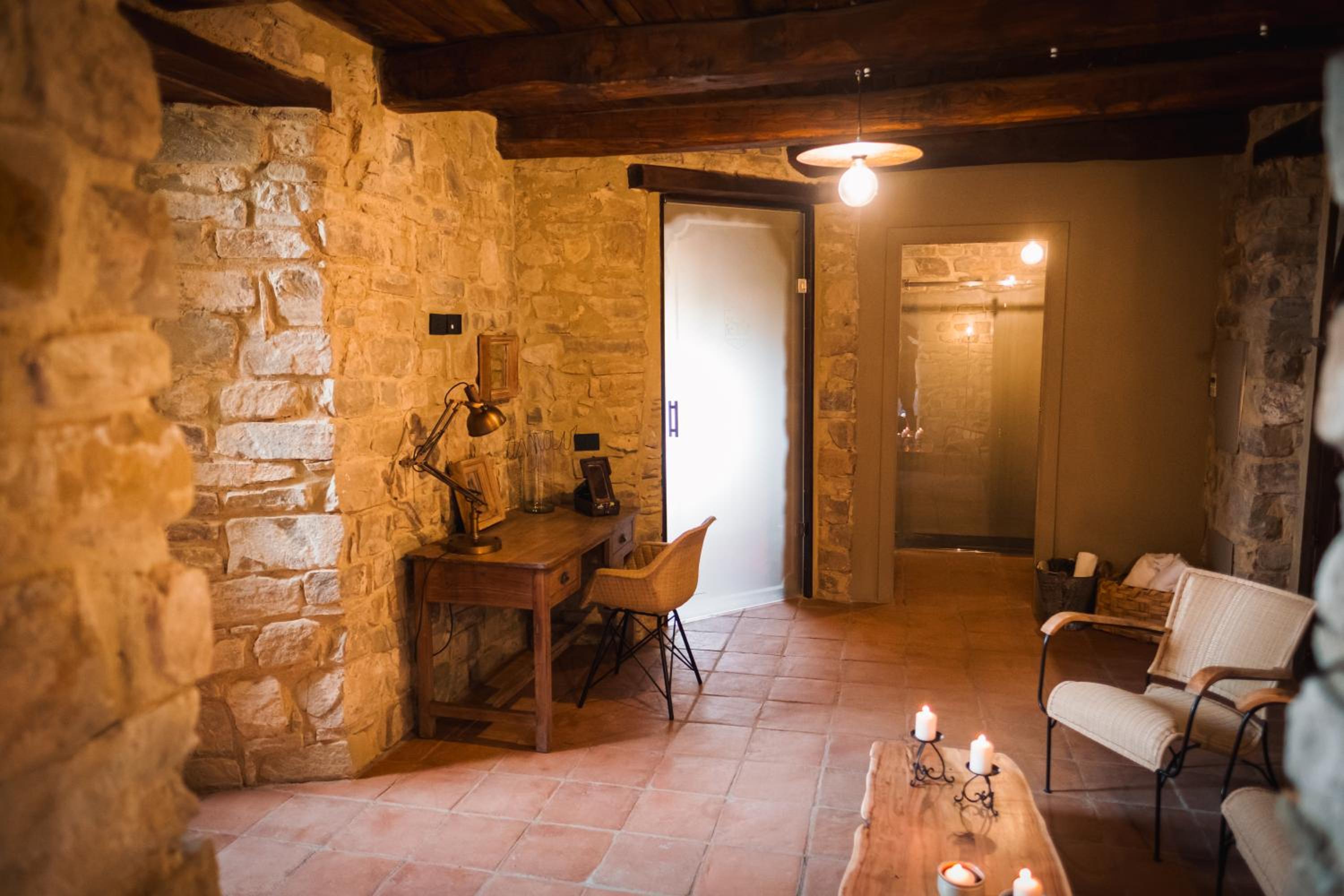 Suite with Hot Tub - Photo 18