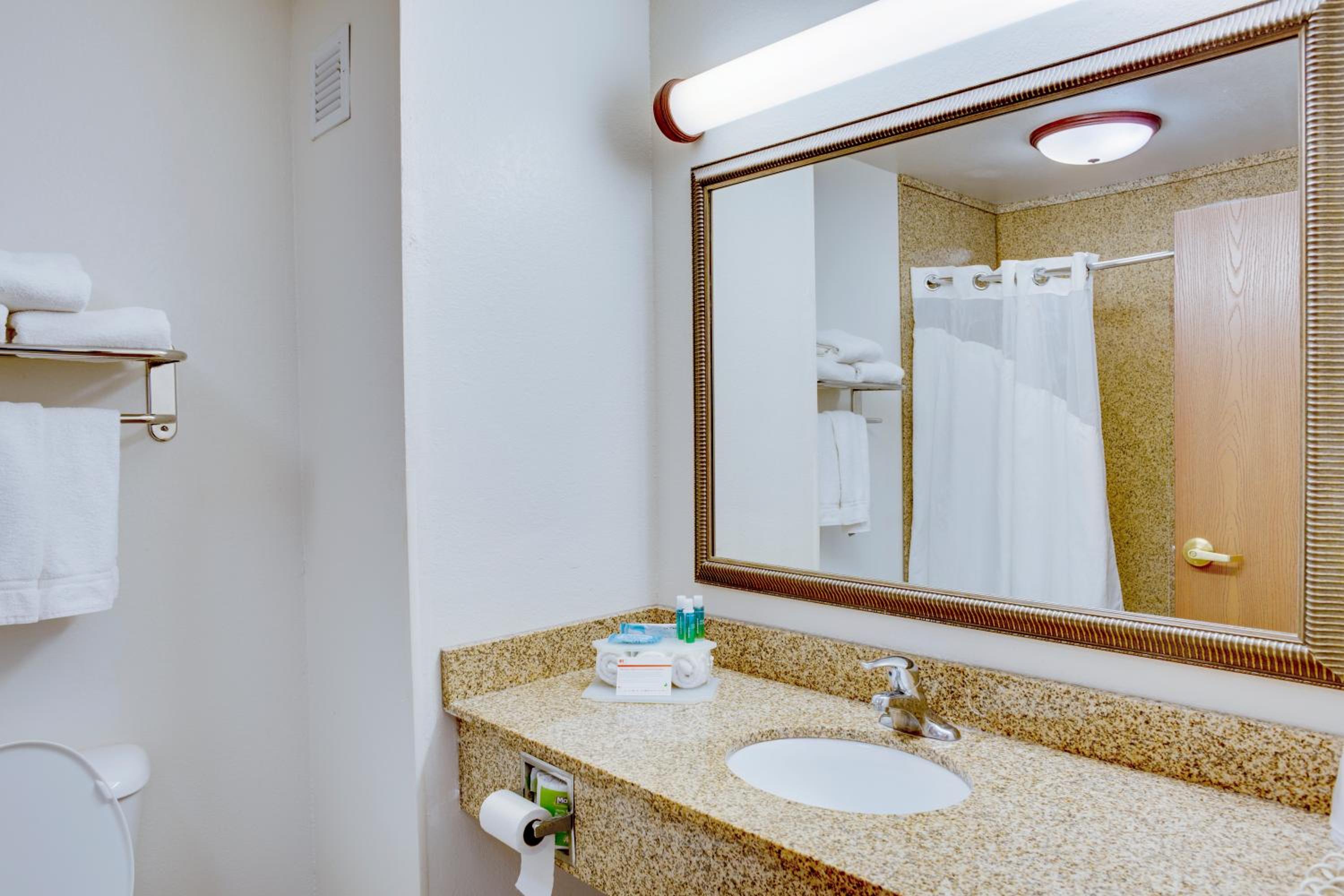 King Room - Mobility Access Tub - Non-Smoking - Photo 3
