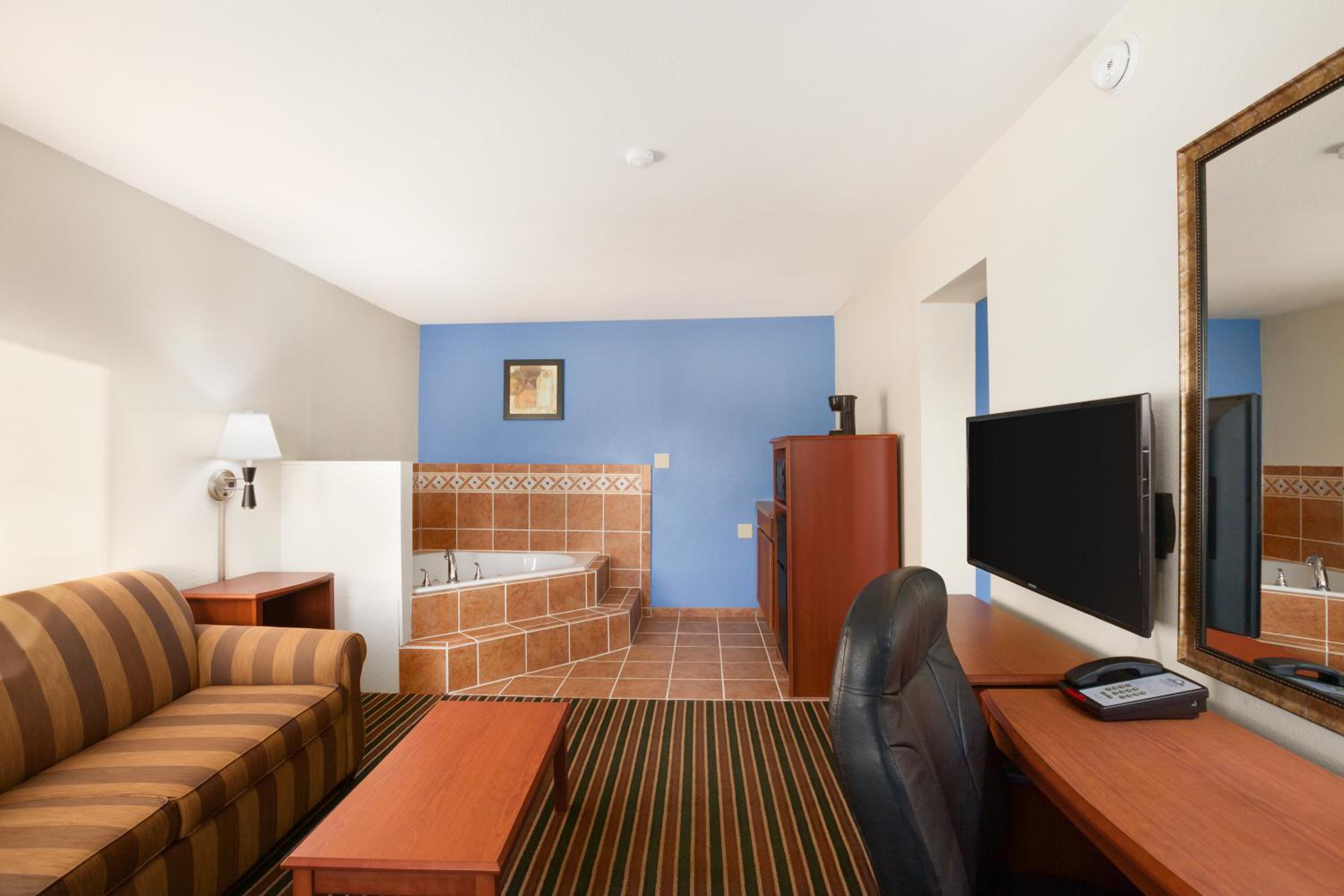 King Studio Suite - Non-Smoking photo 2