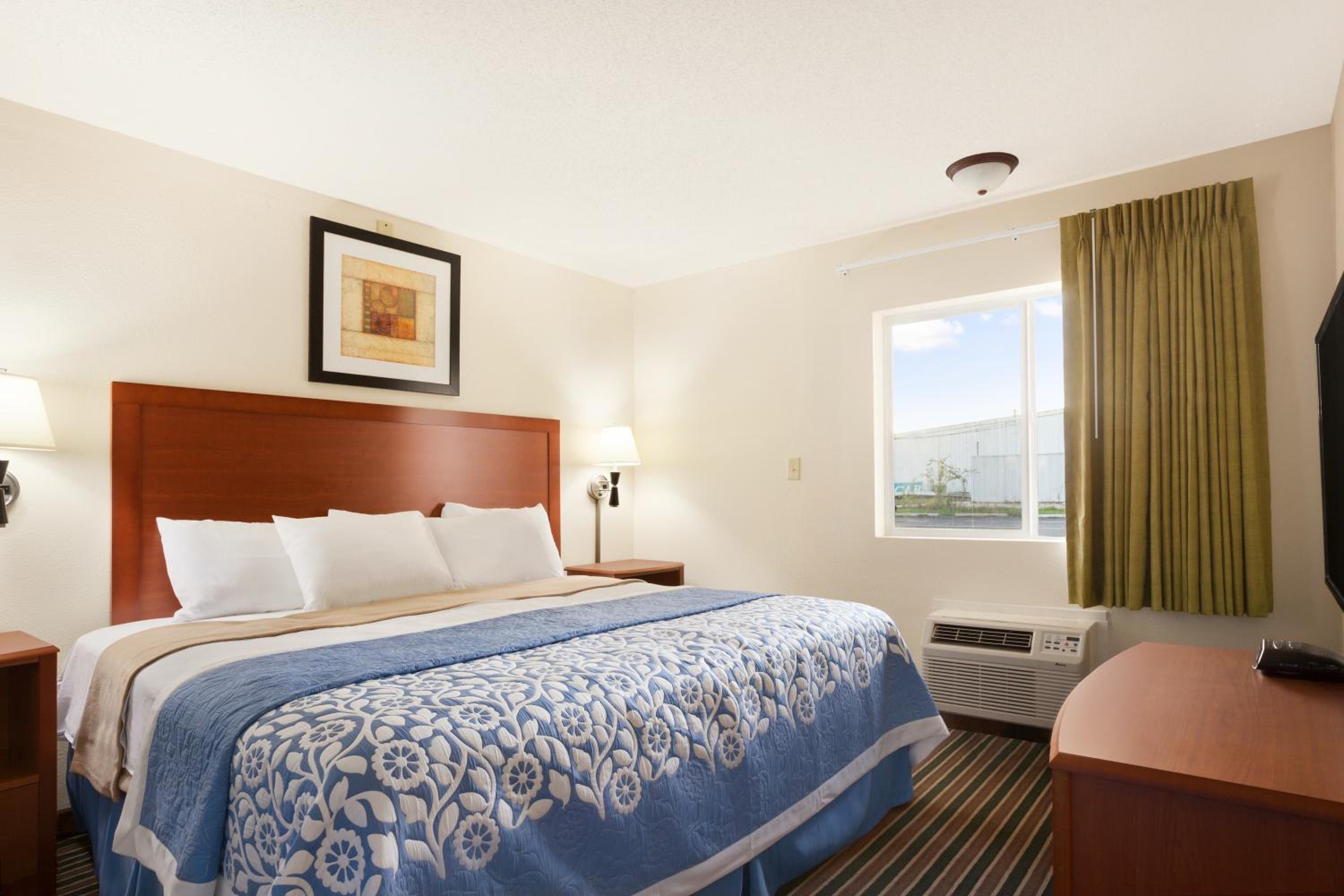 King Room - Non-Smoking - Photo 5