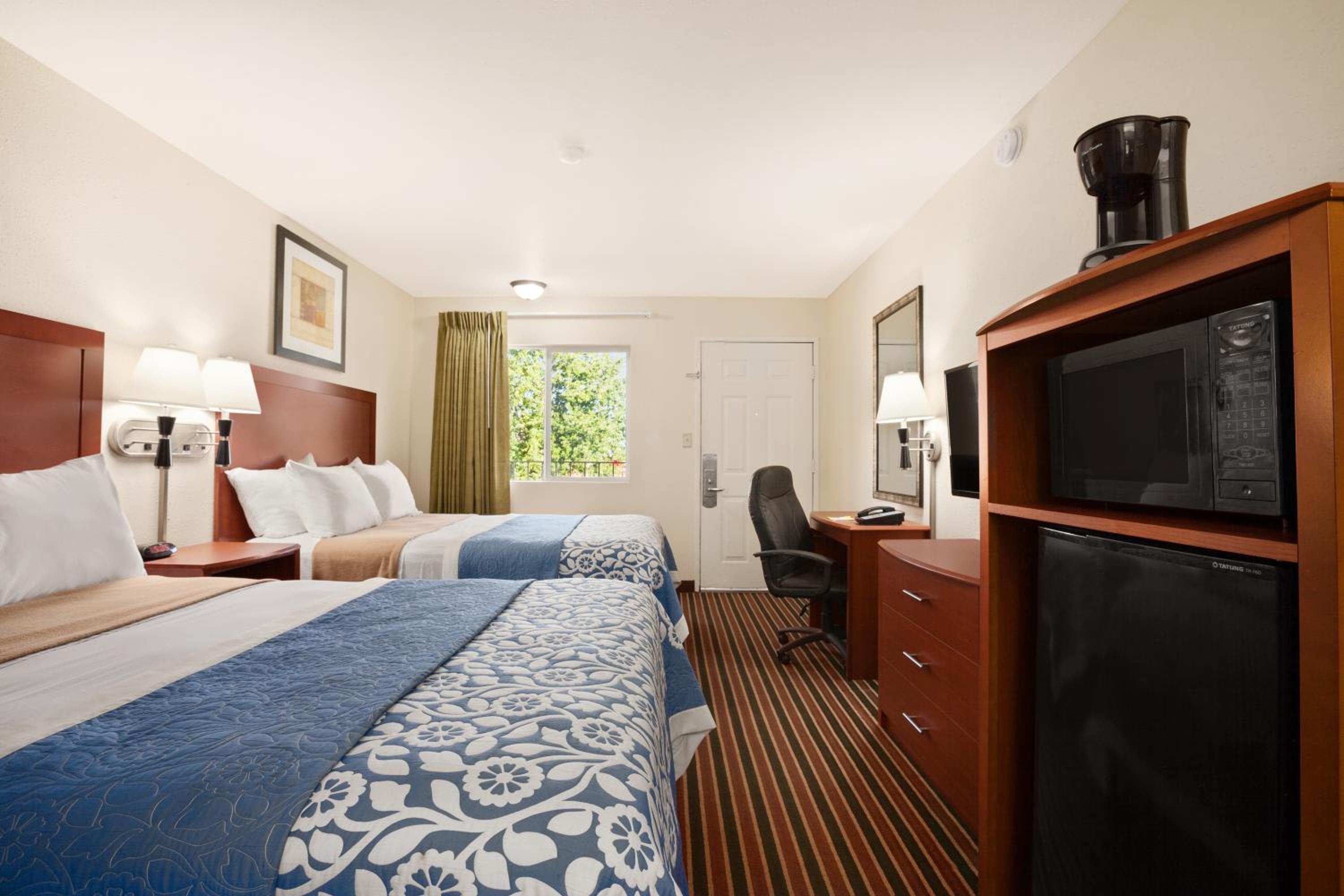 Deluxe Double Room with Two Double Beds - Non-Smoking - Photo 3