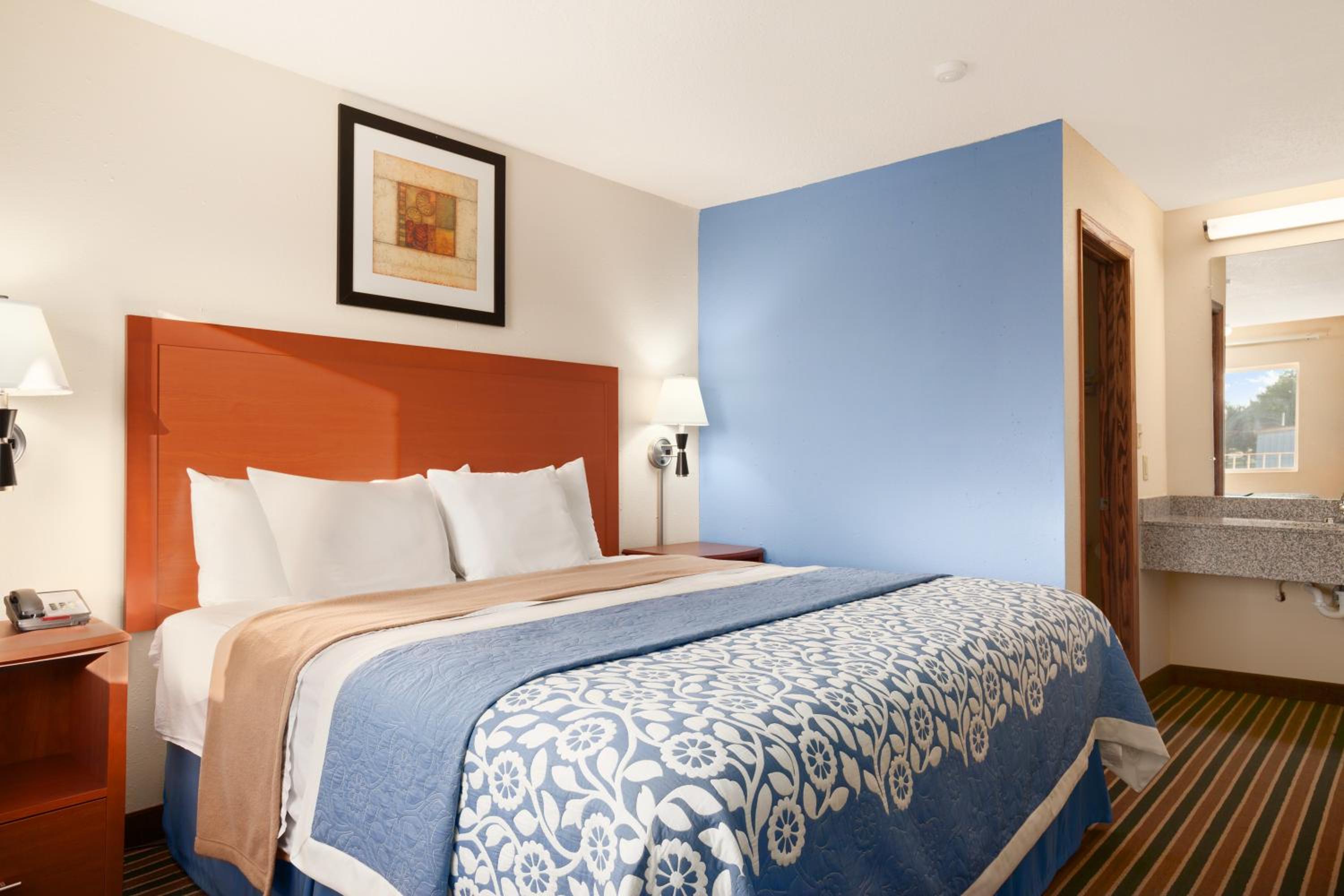 Deluxe Double Room with Two Double Beds - Non-Smoking - Photo 5