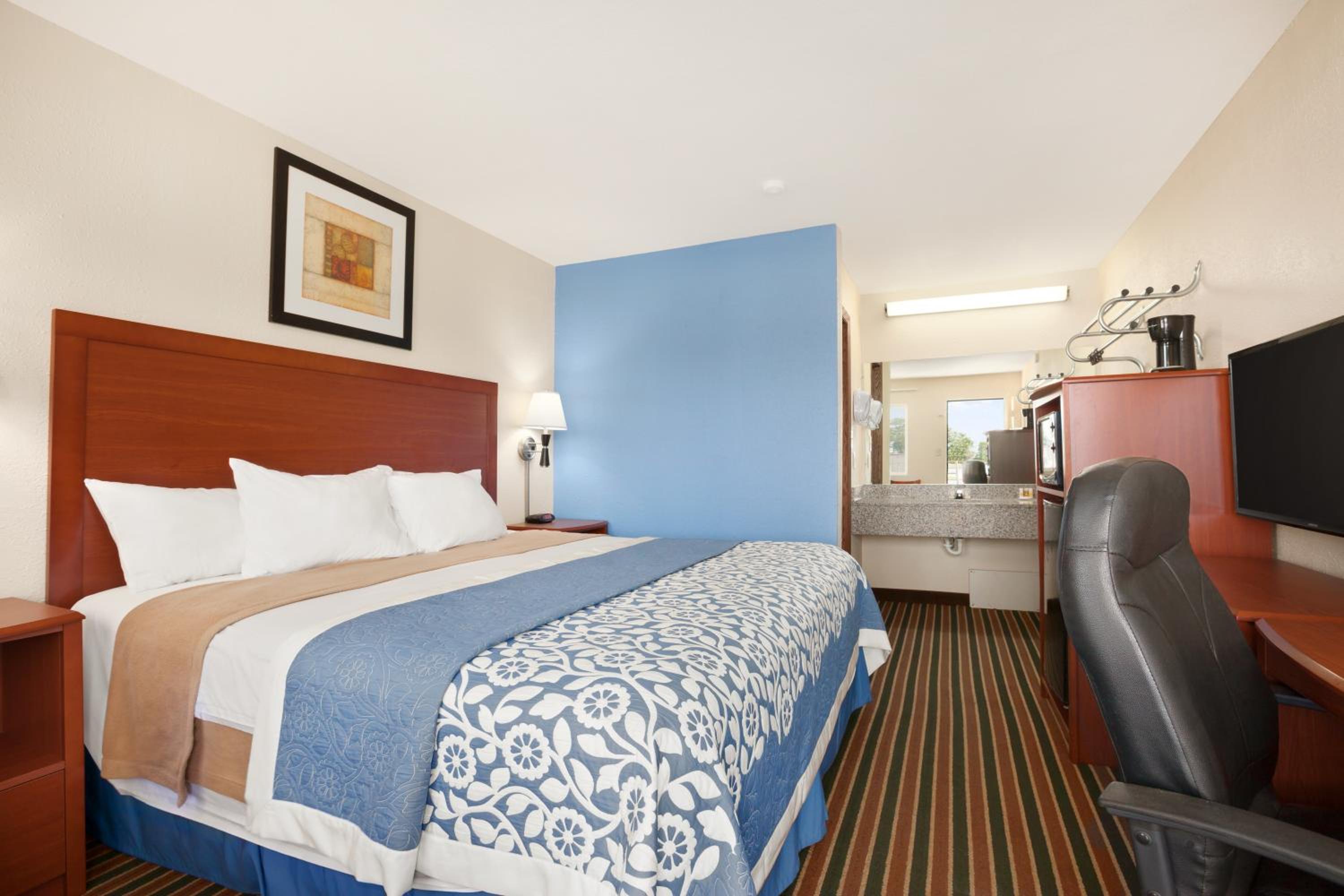 King Room - Non-Smoking - Photo 4