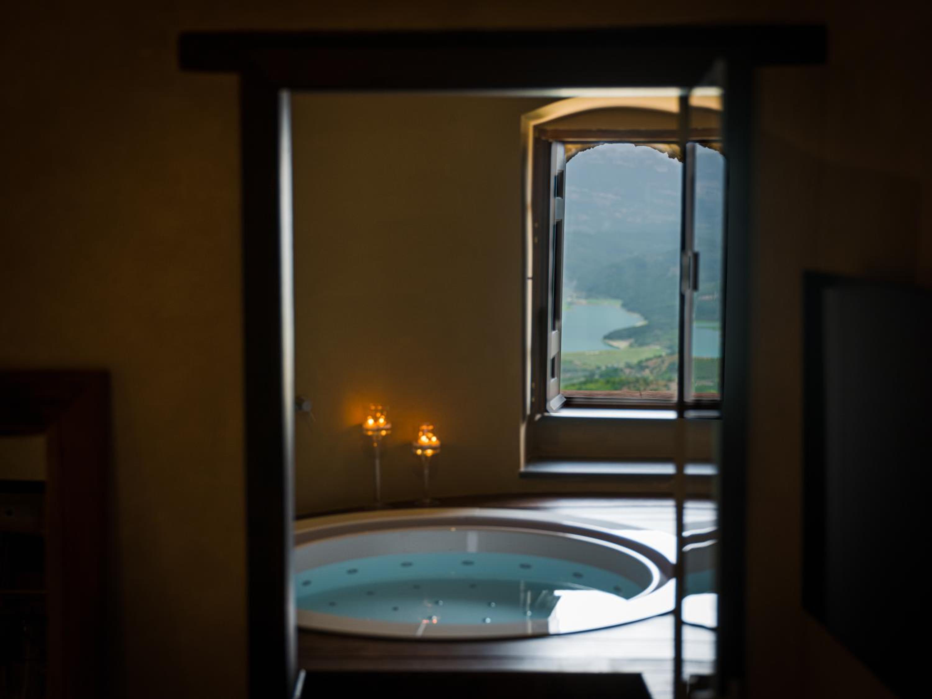 Queen Suite with Spa Bath photo 2