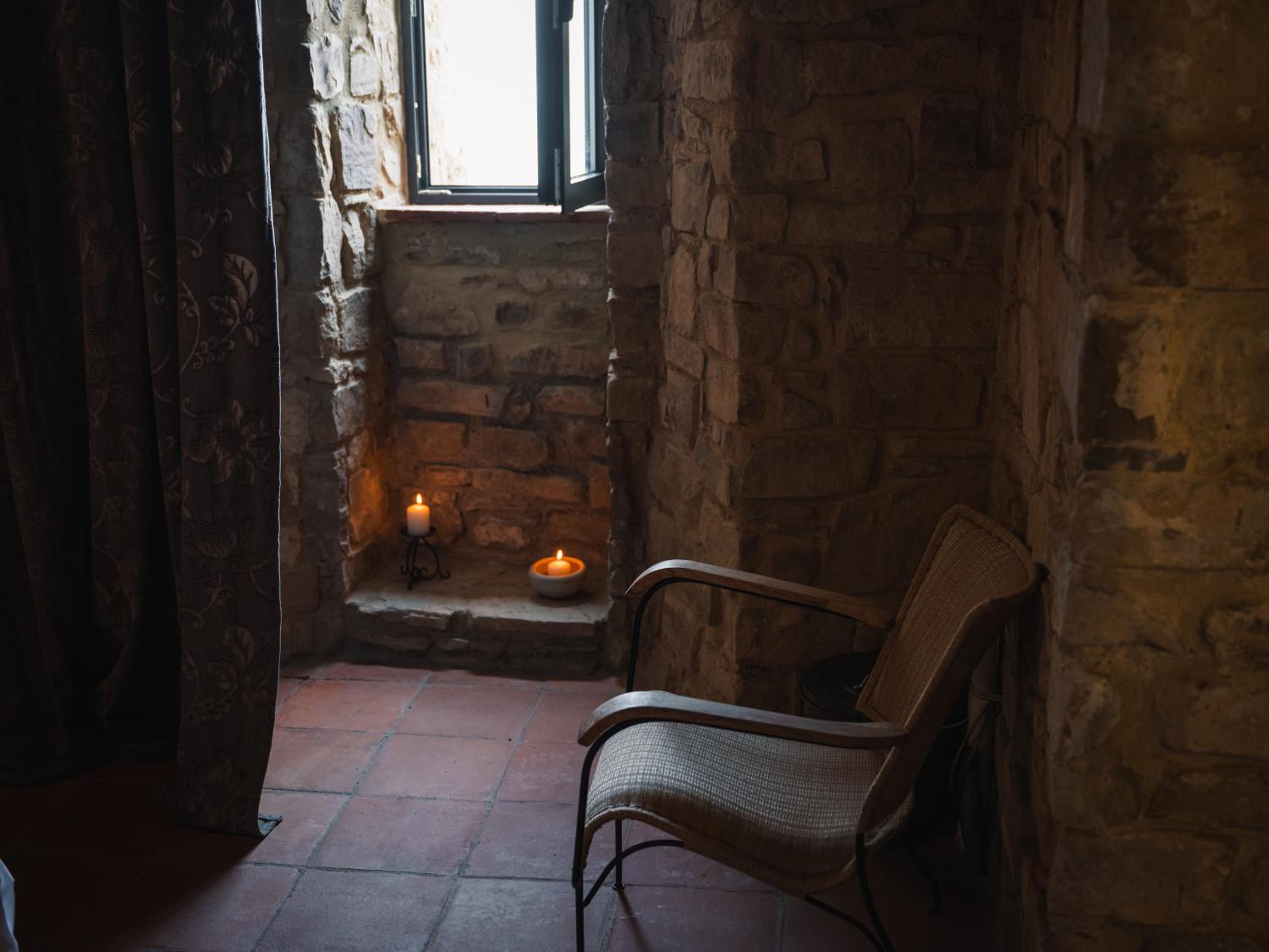 Suite with Hot Tub - Photo 9