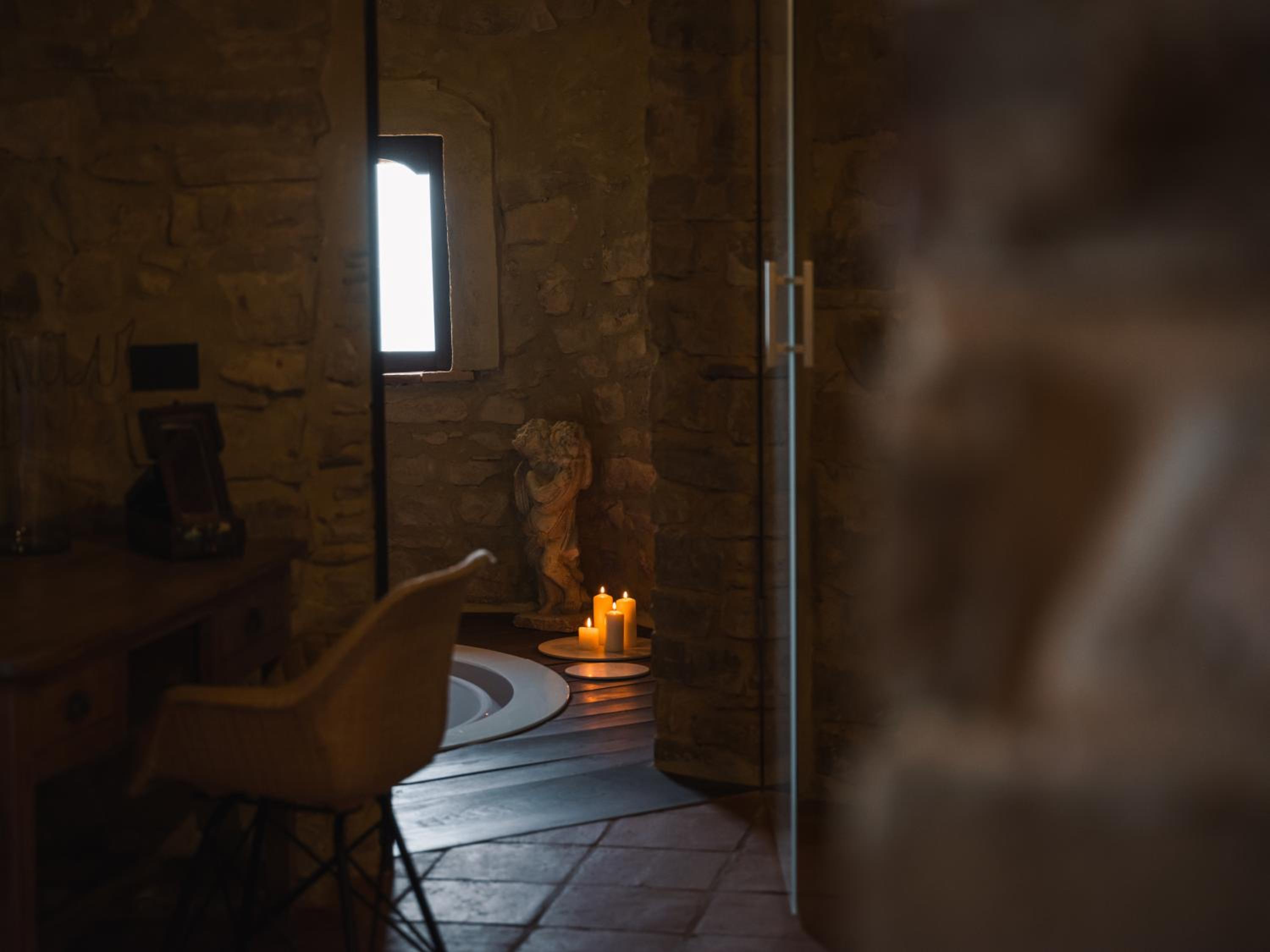 Suite with Hot Tub - Photo 10