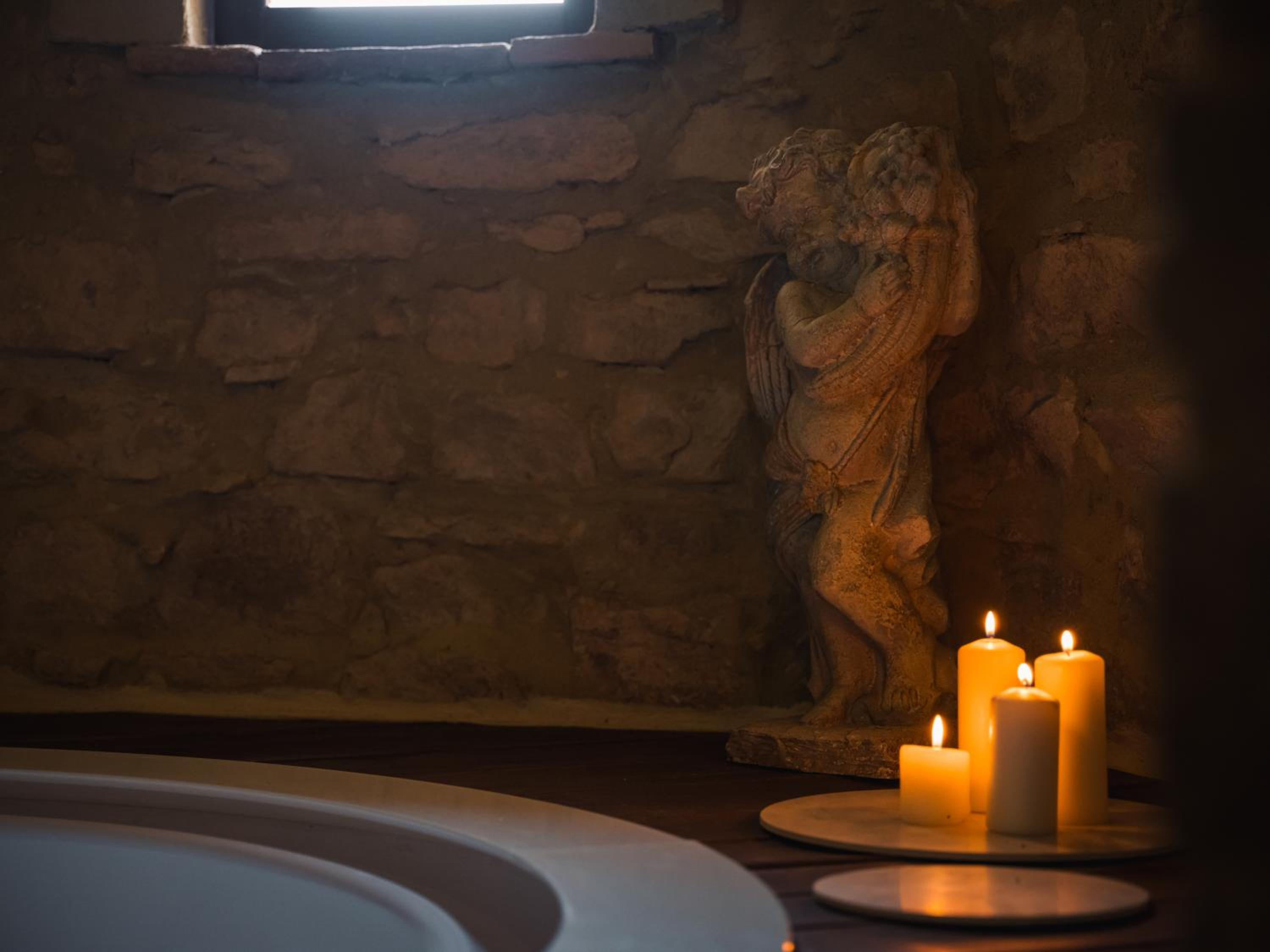 Suite with Hot Tub - Photo 25