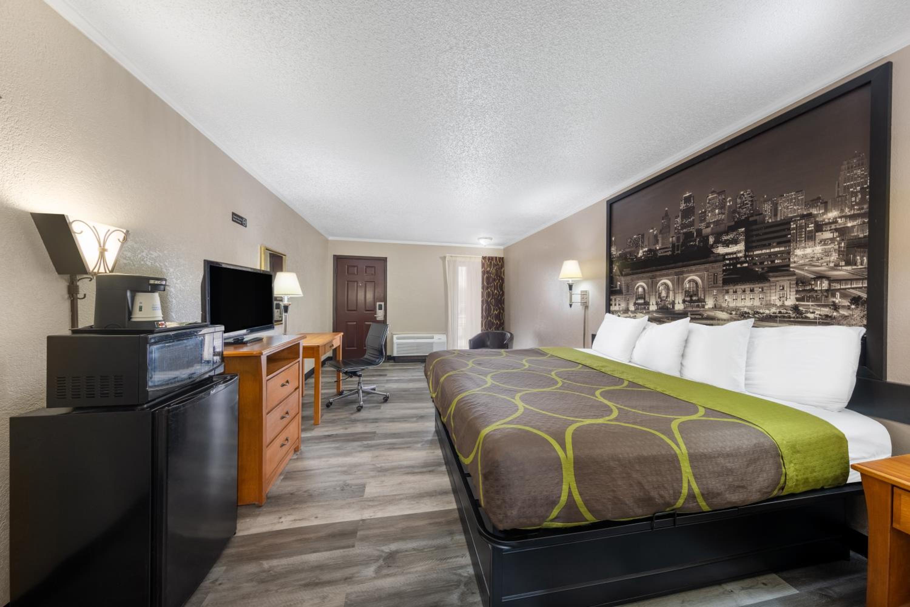 King Room - Non-Smoking - Photo 4